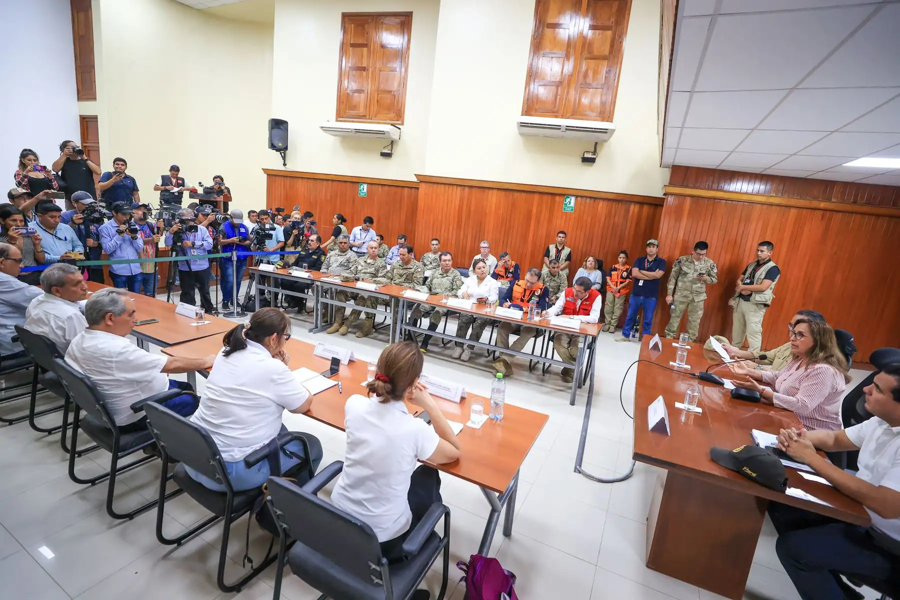 Presidenta de la República, Dina Bolauarte, ofreció declaraciones en el Centro de Emergencia Sectorial. Foto:ANDINA/Presidencia