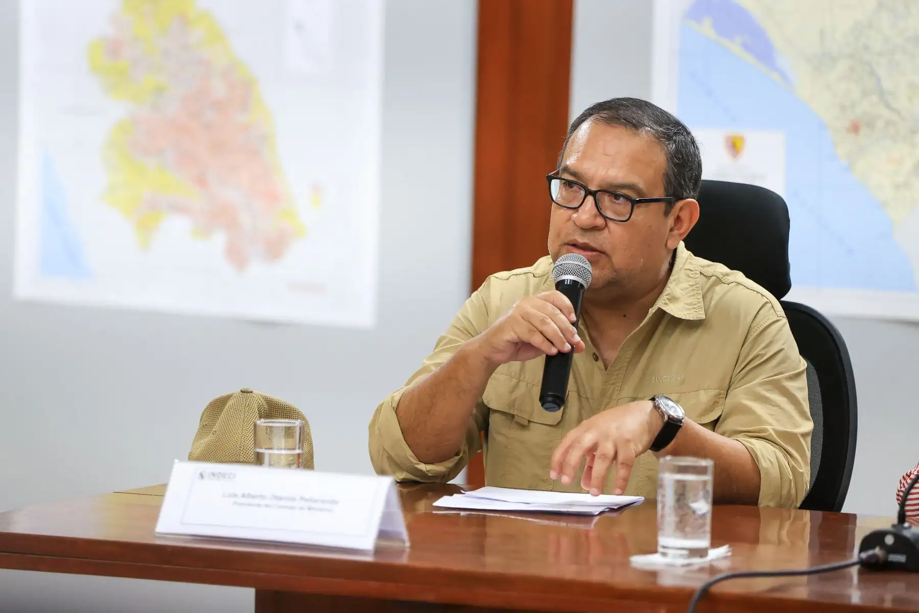 Presidenta de la República, Dina Bolauarte, ofreció declaraciones en el Centro de Emergencia Sectorial. Foto:ANDINA/Presidencia
