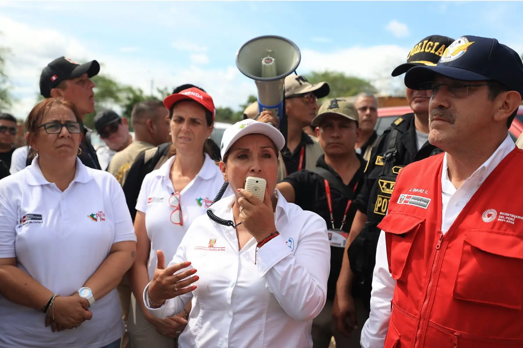 Piura, la presidenta Dina Boluarte indicó que se reforzará el trabajo de atención con más motobombas, así como ayuda humanitaria y otras maquinarias, en favor de los damnificados en el menor tiempo posible. También destacó que, para resolver el drenaje en estas localidades, se contará con profesionales técnicos para una solución eficiente ante la temporada de lluvias. Foto: ANDINA/ Presidencia
