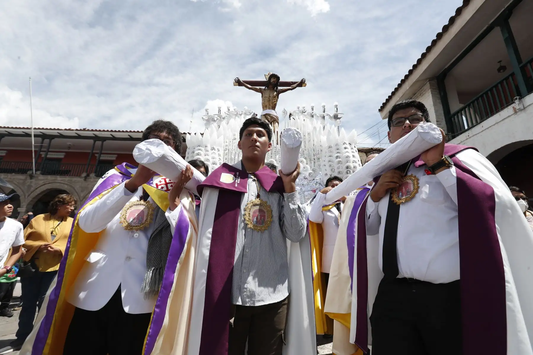 Semana Santa en Huamanga: después de 200 años, la imagen del Cristo Crucificado salió de procesión por la Plaza de Armas de Ayacucho, con dirección a la Catedral. Fieles y turistas acompañaron el acto religioso durante el día.
Foto: ANDINA/Daniel Bracamonte