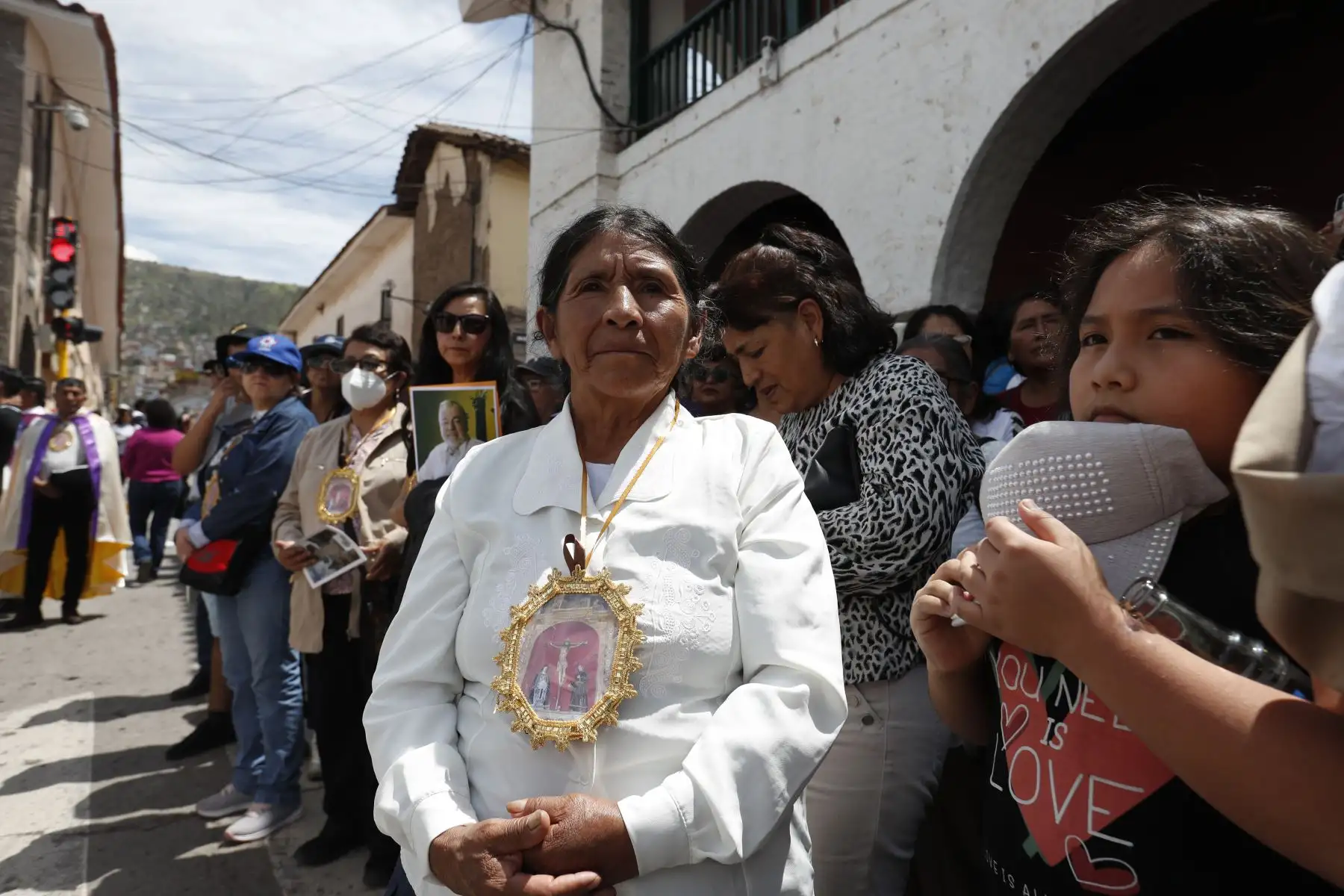Semana Santa en Huamanga: después de 200 años, la imagen del Cristo Crucificado salió de procesión por la Plaza de Armas de Ayacucho, con dirección a la Catedral. Fieles y turistas acompañaron el acto religioso durante el día.
Foto: ANDINA/Daniel Bracamonte
