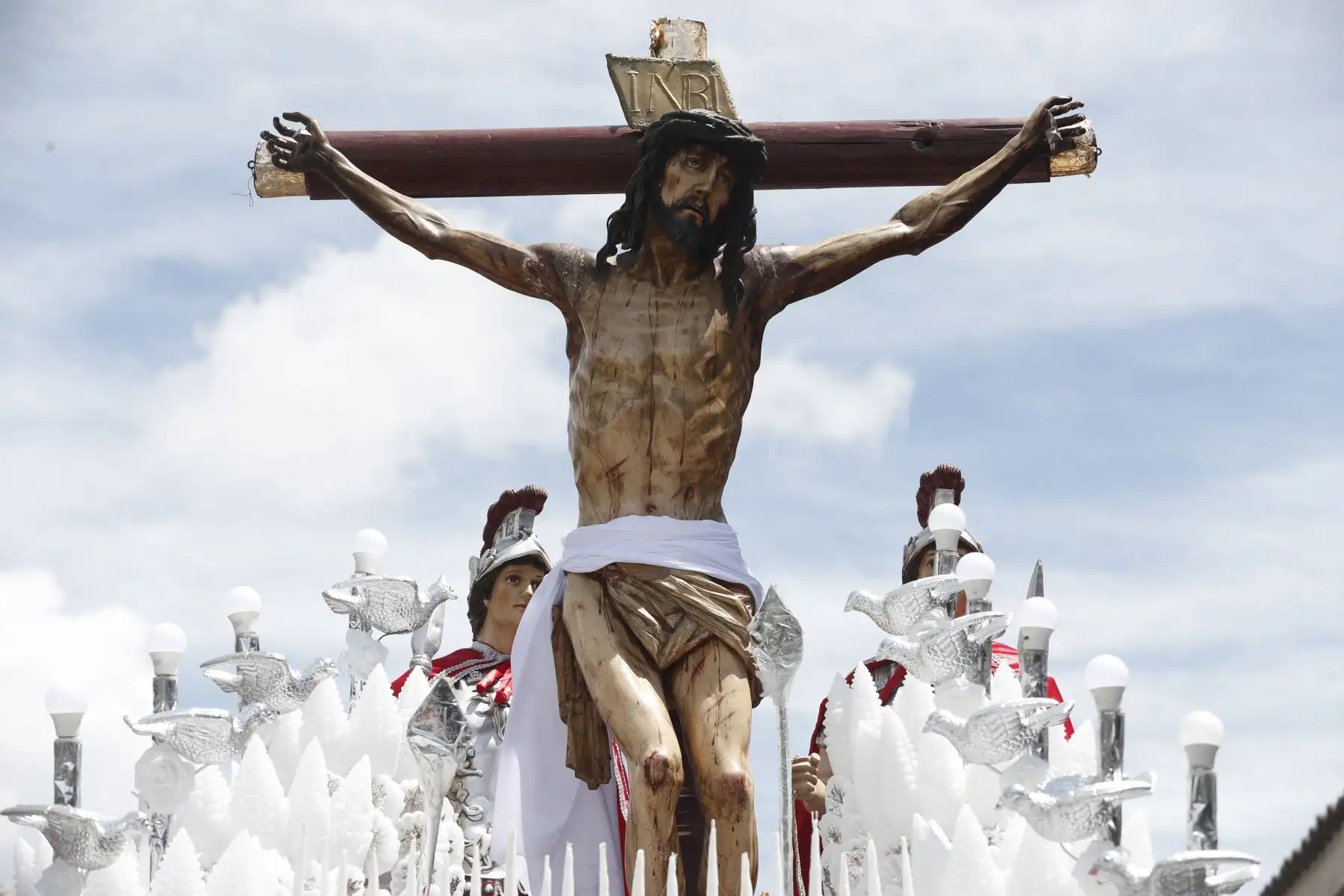 Semana Santa en Huamanga: después de 200 años, la imagen del Cristo Crucificado salió de procesión por la Plaza de Armas de Ayacucho, con dirección a la Catedral. Fieles y turistas acompañaron el acto religioso durante el día.
Foto: ANDINA/Daniel Bracamonte