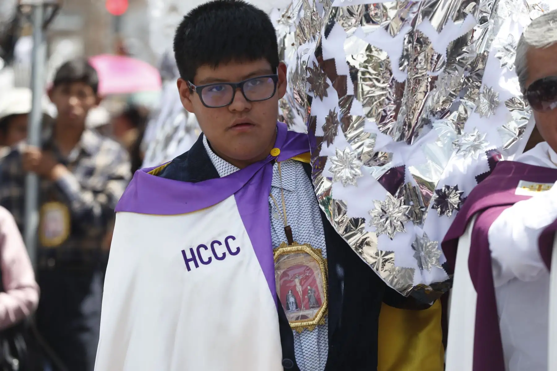 Semana Santa en Huamanga: después de 200 años, la imagen del Cristo Crucificado salió de procesión por la Plaza de Armas de Ayacucho, con dirección a la Catedral. Fieles y turistas acompañaron el acto religioso durante el día.
Foto: ANDINA/Daniel Bracamonte