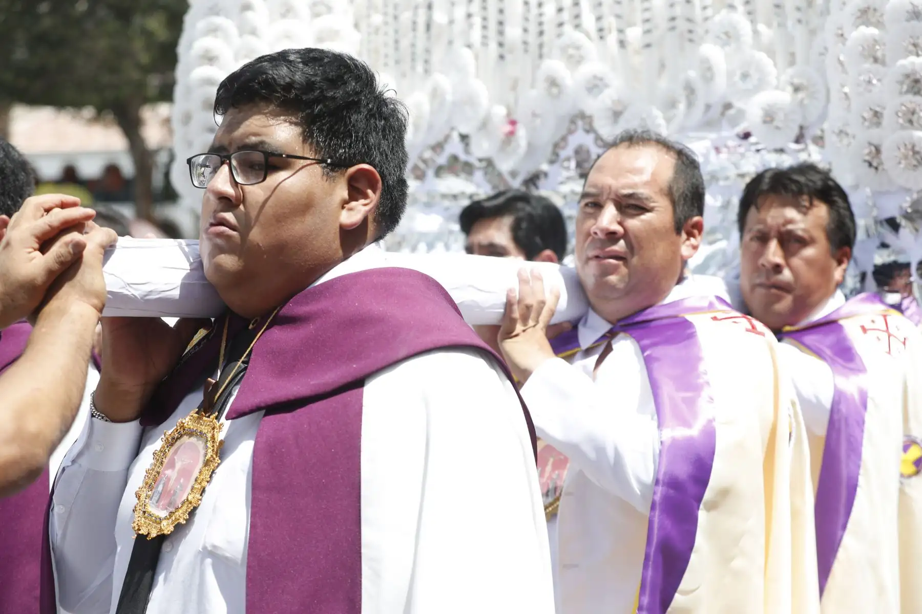 Semana Santa en Huamanga: después de 200 años, la imagen del Cristo Crucificado salió de procesión por la Plaza de Armas de Ayacucho, con dirección a la Catedral. Fieles y turistas acompañaron el acto religioso durante el día.
Foto: ANDINA/Daniel Bracamonte