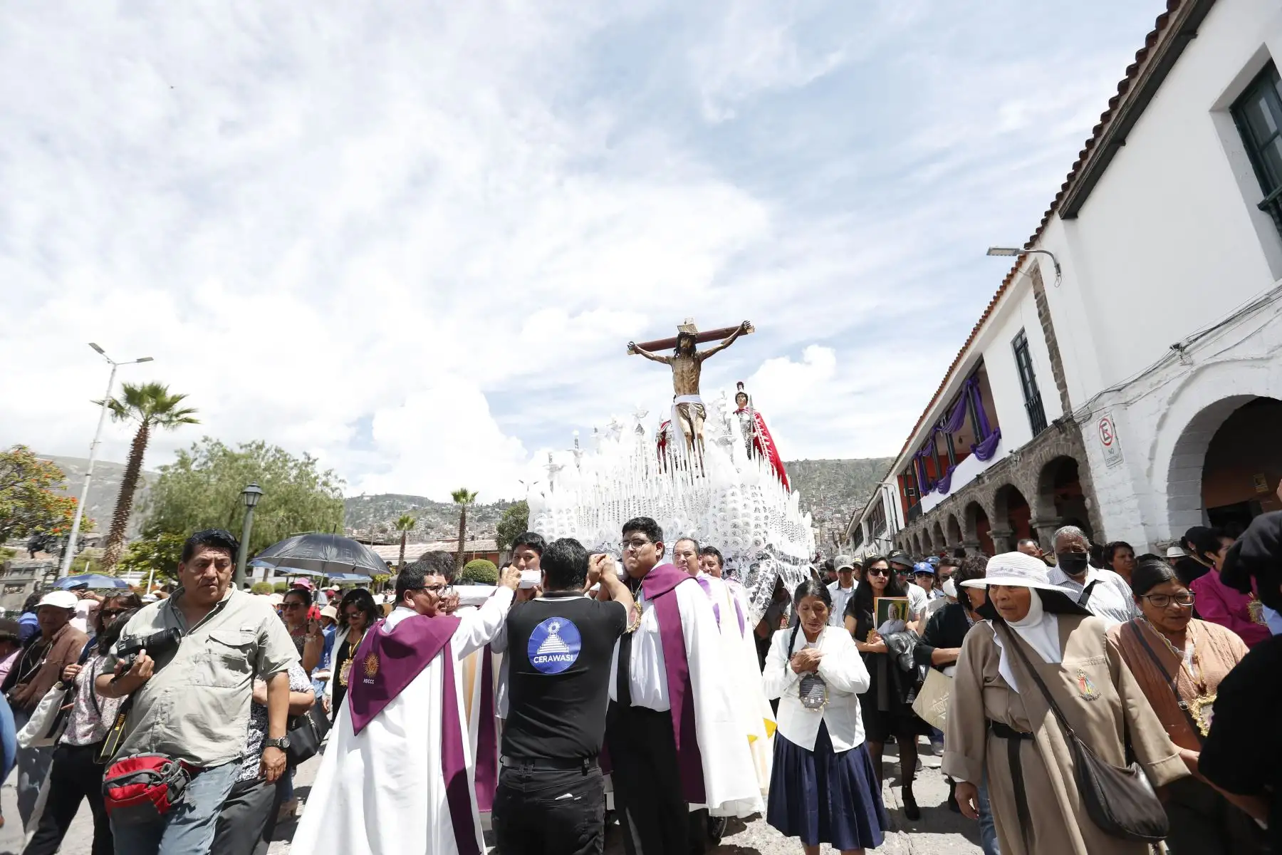 Semana Santa en Huamanga: después de 200 años, la imagen del Cristo Crucificado salió de procesión por la Plaza de Armas de Ayacucho, con dirección a la Catedral. Fieles y turistas acompañaron el acto religioso durante el día.
Foto: ANDINA/Daniel Bracamonte