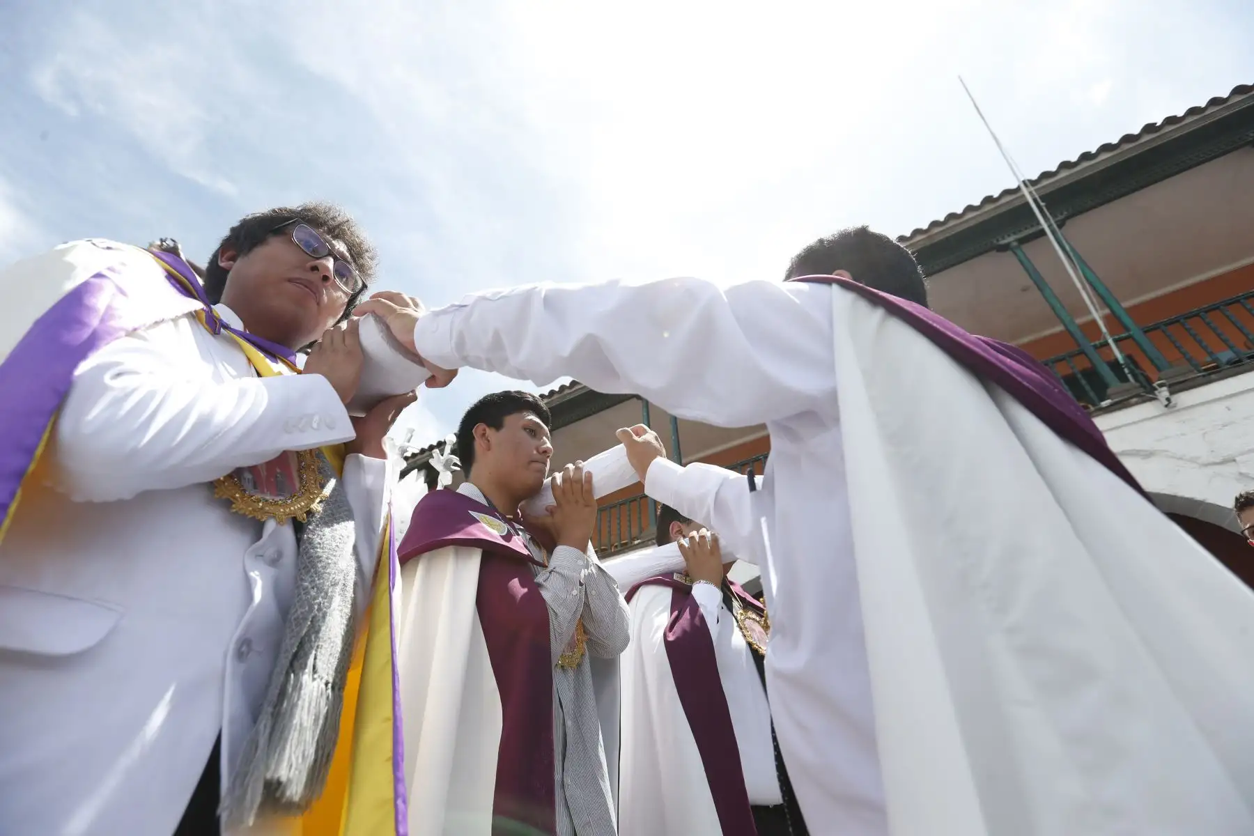 Semana Santa en Huamanga: después de 200 años, la imagen del Cristo Crucificado salió de procesión por la Plaza de Armas de Ayacucho, con dirección a la Catedral. Fieles y turistas acompañaron el acto religioso durante el día.
Foto: ANDINA/Daniel Bracamonte