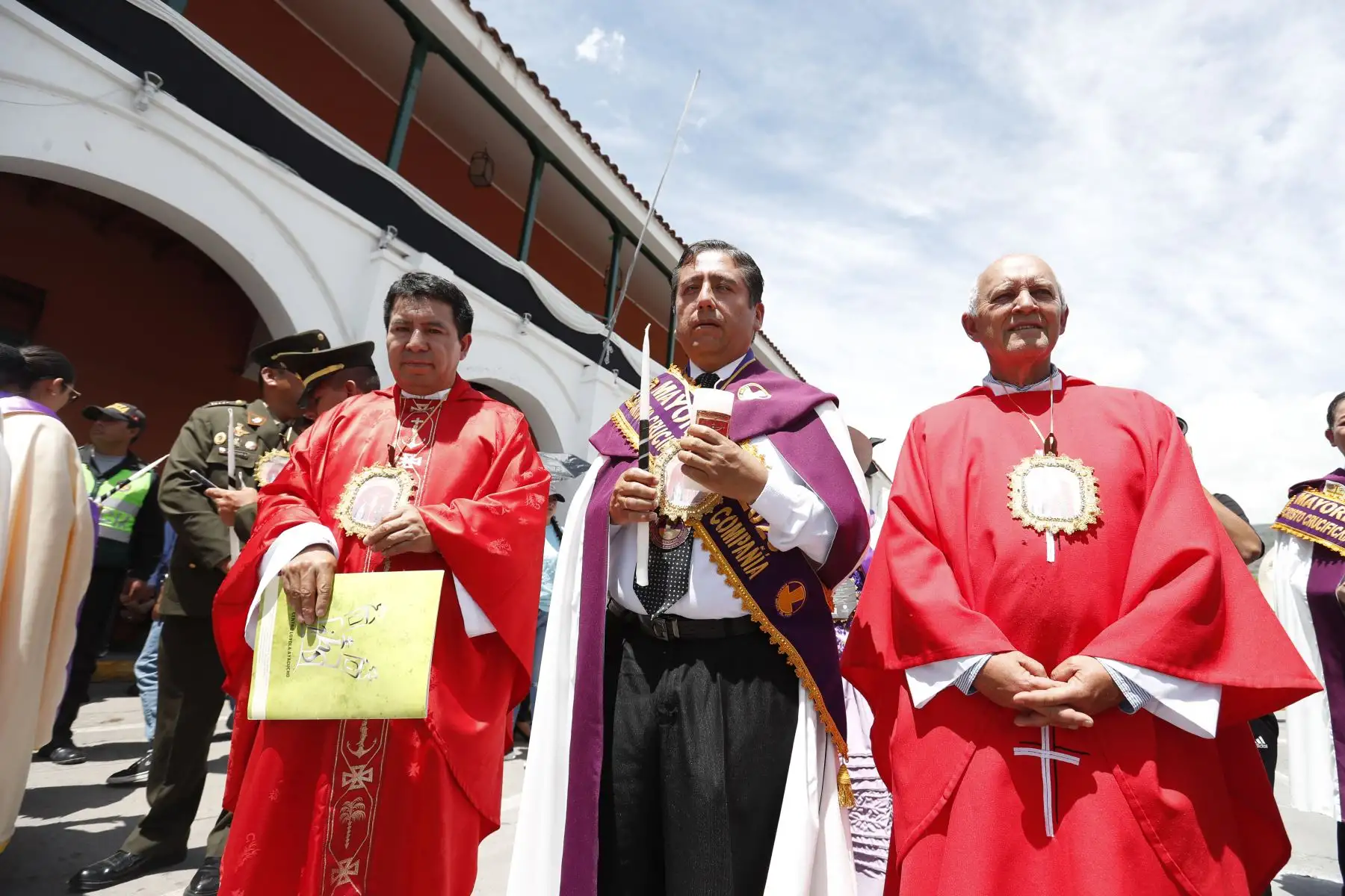 Semana Santa en Huamanga: después de 200 años, la imagen del Cristo Crucificado salió de procesión por la Plaza de Armas de Ayacucho, con dirección a la Catedral. Fieles y turistas acompañaron el acto religioso durante el día.
Foto: ANDINA/Daniel Bracamonte
