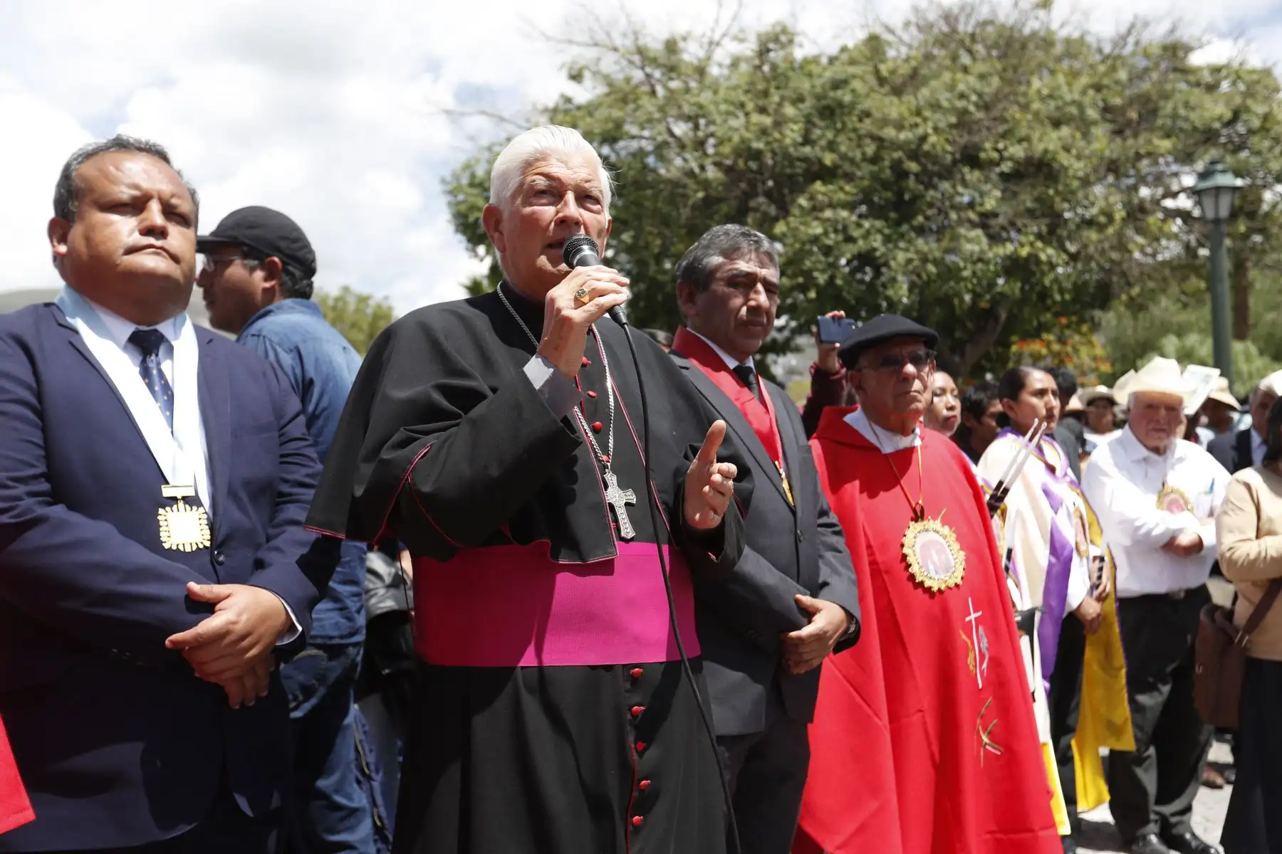Semana Santa en Huamanga: después de 200 años, la imagen del Cristo Crucificado salió de procesión por la Plaza de Armas de Ayacucho, con dirección a la Catedral. Fieles y turistas acompañaron el acto religioso durante el día.
Foto: ANDINA/Daniel Bracamonte