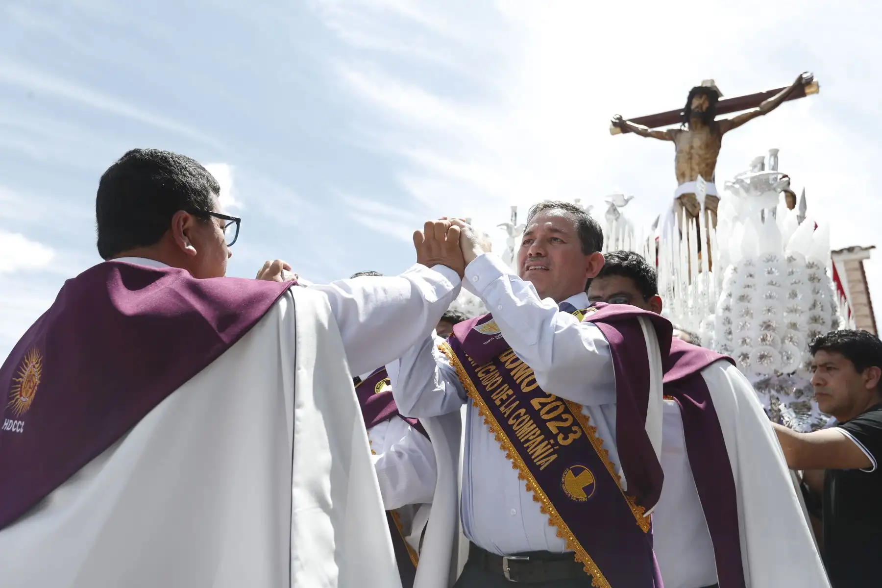 Semana Santa en Huamanga: después de 200 años, la imagen del Cristo Crucificado salió de procesión por la Plaza de Armas de Ayacucho, con dirección a la Catedral. Fieles y turistas acompañaron el acto religioso durante el día.
Foto: ANDINA/Daniel Bracamonte