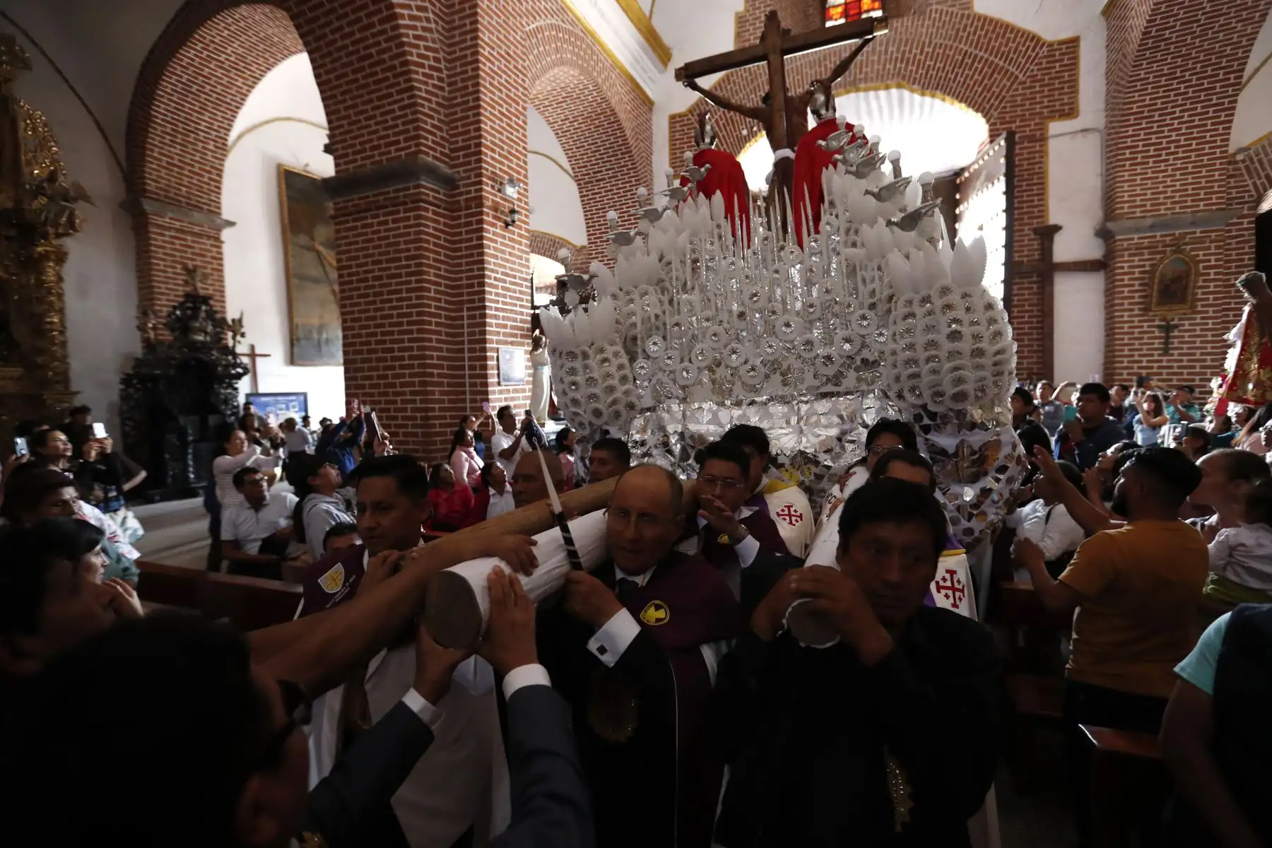 Semana Santa en Huamanga: después de 200 años, la imagen del Cristo Crucificado salió de procesión por la Plaza de Armas de Ayacucho, con dirección a la Catedral. Fieles y turistas acompañaron el acto religioso durante el día.
Foto: ANDINA/Daniel Bracamonte