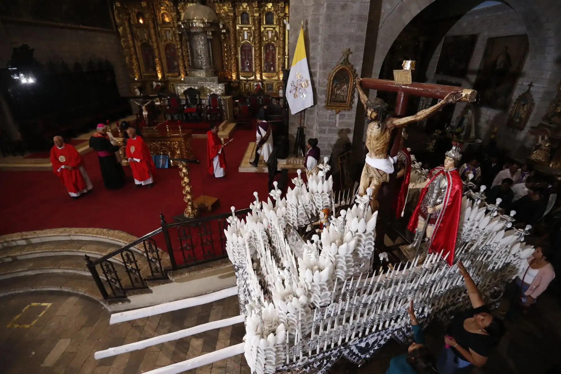 Semana Santa en Huamanga: después de 200 años, la imagen del Cristo Crucificado salió de procesión por la Plaza de Armas de Ayacucho, con dirección a la Catedral. Fieles y turistas acompañaron el acto religioso durante el día.
Foto: ANDINA/Daniel Bracamonte