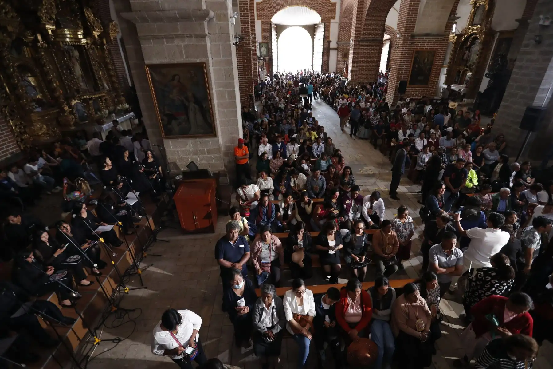 Semana Santa en Huamanga: se realizó la tradicional misa del Sermón de las Siete Palabras de Cristo en la Catedral de Ayacucho, que contó con la presencia de cientos de fieles. Esto ocurrió luego del recorrido procesional de la imagen del Cristo Crucificado por la Plaza de Armas.Foto: ANDINA/Daniel Bracamonte