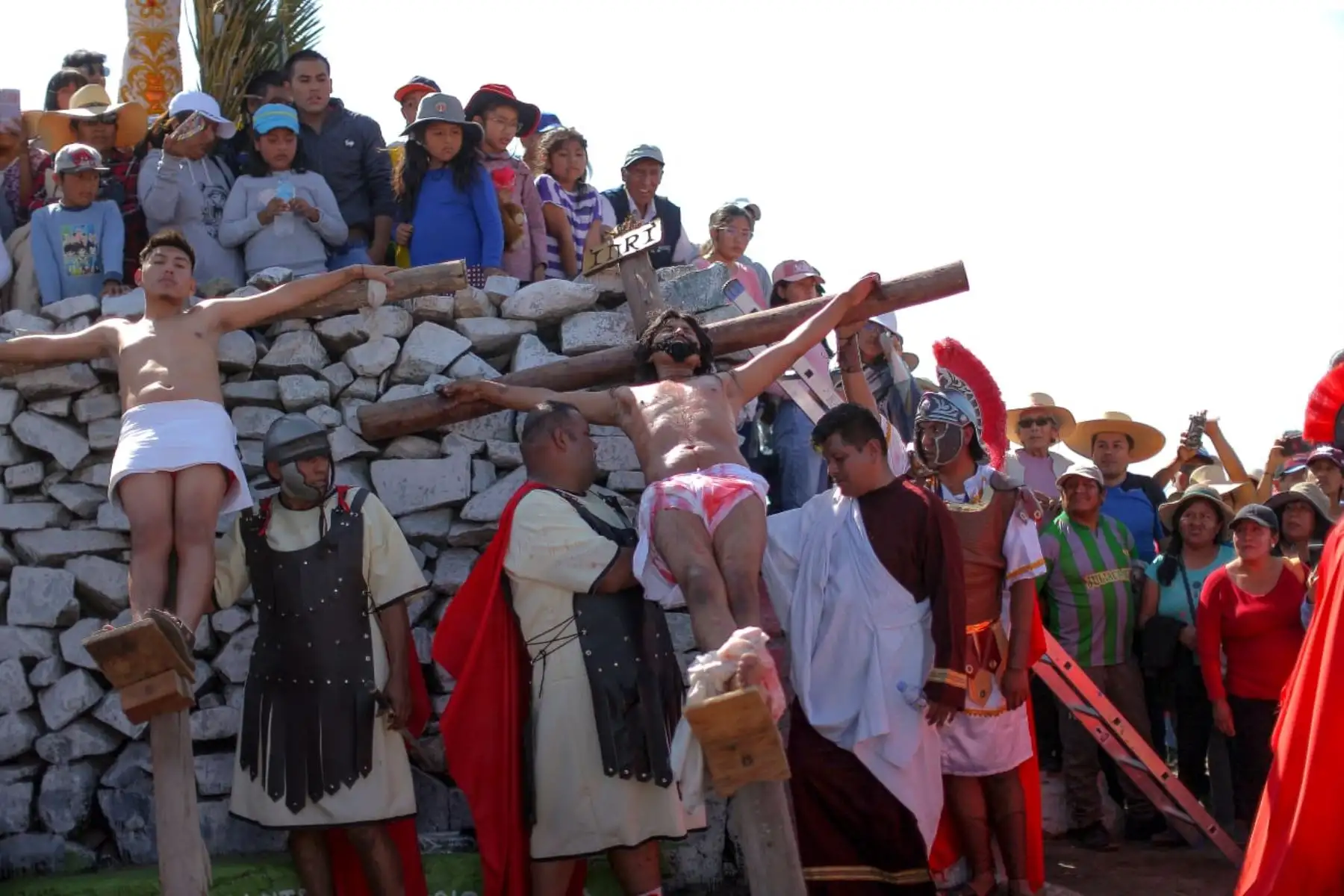 Con gran fervor y recogimiento, ochenta y cinco pobladores del distrito arequipeño de Jacobo Hunter, encabezados por su alcalde Christian Arce, participaron de la escenificación del Via Crucis de Jesús y su sacrificio de morir en la cruz para salvarnos del pecado, llegando hasta la cima del mirador de Kasapatac.Foto: cortesía/Municipalidad Distrital de Hunter