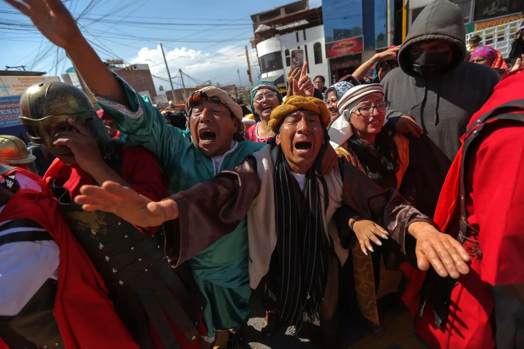 Con gran fervor y recogimiento, ochenta y cinco pobladores del distrito arequipeño de Jacobo Hunter, encabezados por su alcalde Christian Arce, participaron de la escenificación del Via Crucis de Jesús y su sacrificio de morir en la cruz para salvarnos del pecado, llegando hasta la cima del mirador de Kasapatac.Foto: cortesía/Municipalidad Distrital de Hunter