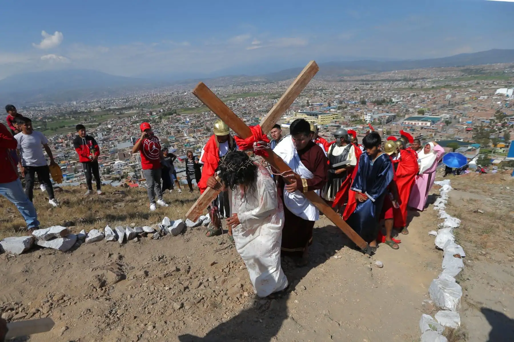 Con gran fervor y recogimiento, ochenta y cinco pobladores del distrito arequipeño de Jacobo Hunter, encabezados por su alcalde Christian Arce, participaron de la escenificación del Via Crucis de Jesús y su sacrificio de morir en la cruz para salvarnos del pecado, llegando hasta la cima del mirador de Kasapatac.Foto: Foto: cortesía/Municipalidad Distrital de Hunter