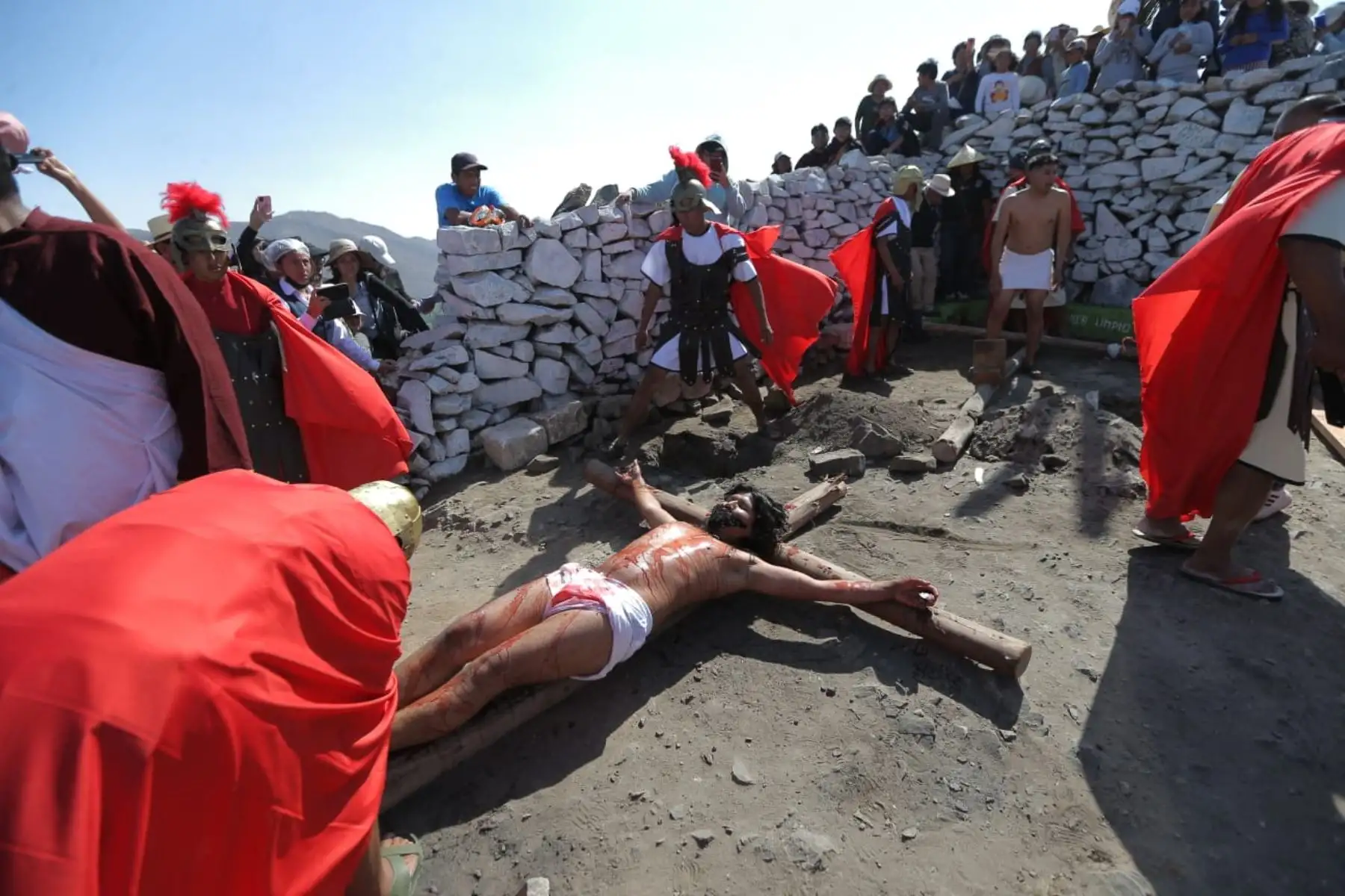 Con gran fervor y recogimiento, ochenta y cinco pobladores del distrito arequipeño de Jacobo Hunter, encabezados por su alcalde Christian Arce, participaron de la escenificación del Via Crucis de Jesús y su sacrificio de morir en la cruz para salvarnos del pecado, llegando hasta la cima del mirador de Kasapatac.Foto: cortesía/Municipalidad Distrital de Hunter
