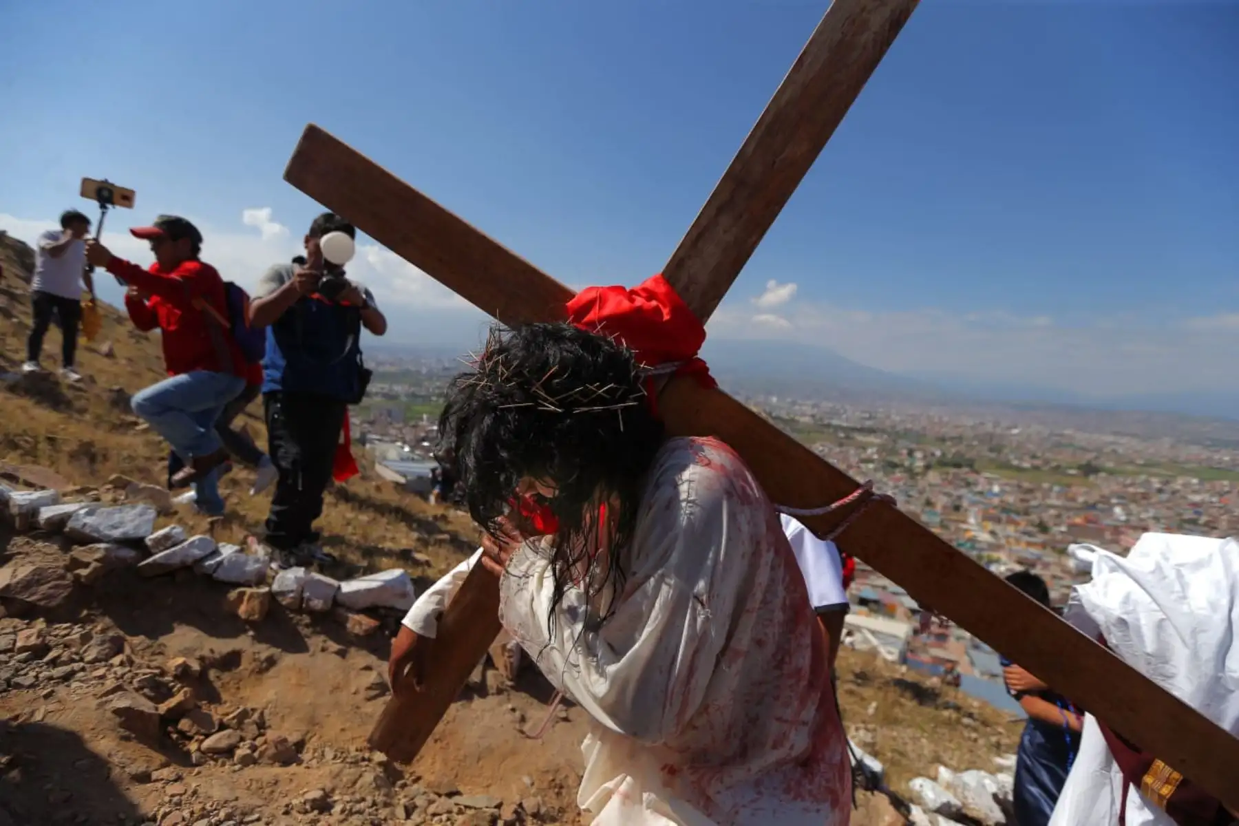 Con gran fervor y recogimiento, ochenta y cinco pobladores del distrito arequipeño de Jacobo Hunter, encabezados por su alcalde Christian Arce, participaron de la escenificación del Via Crucis de Jesús y su sacrificio de morir en la cruz para salvarnos del pecado, llegando hasta la cima del mirador de Kasapatac.Foto: cortesía/Municipalidad Distrital de Hunter