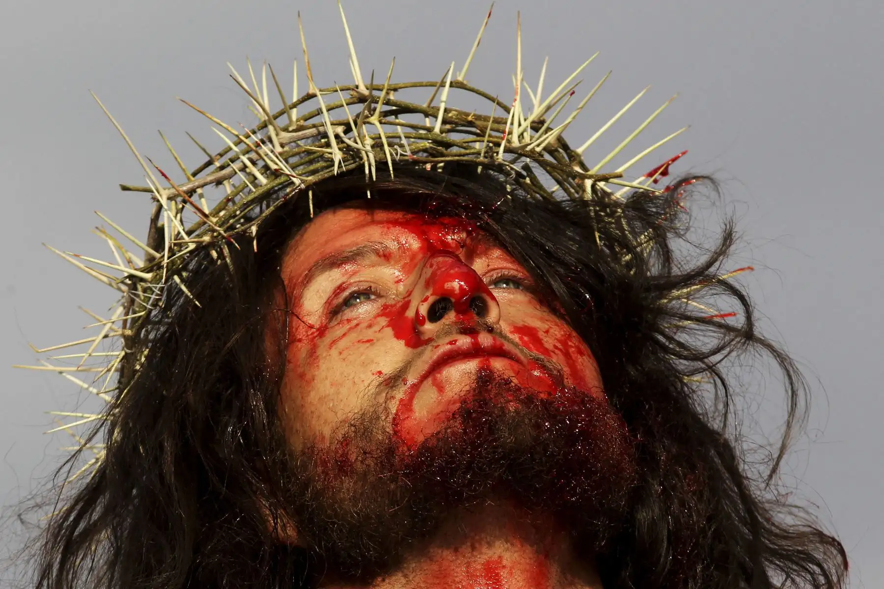 Un hombre que se hace pasar por Jesucristo participa en una representación de "La Pasión de Jesús" el Viernes Santo en San Pedro Tlaquepaque, México. Foto: AFP