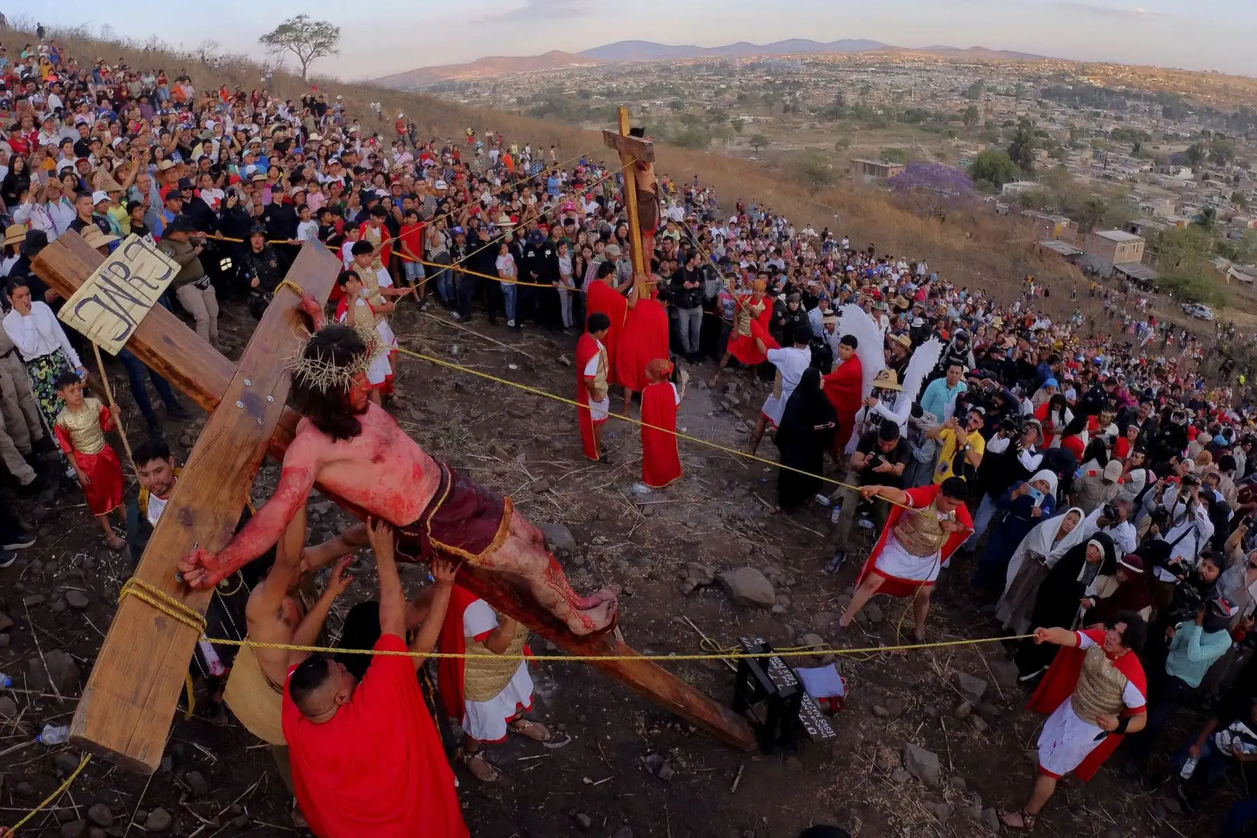 La gente participa en una presentación de "La Pasión de Jesús" el Viernes Santo en San Pedro Tlaquepaque, México. Foto: AFP