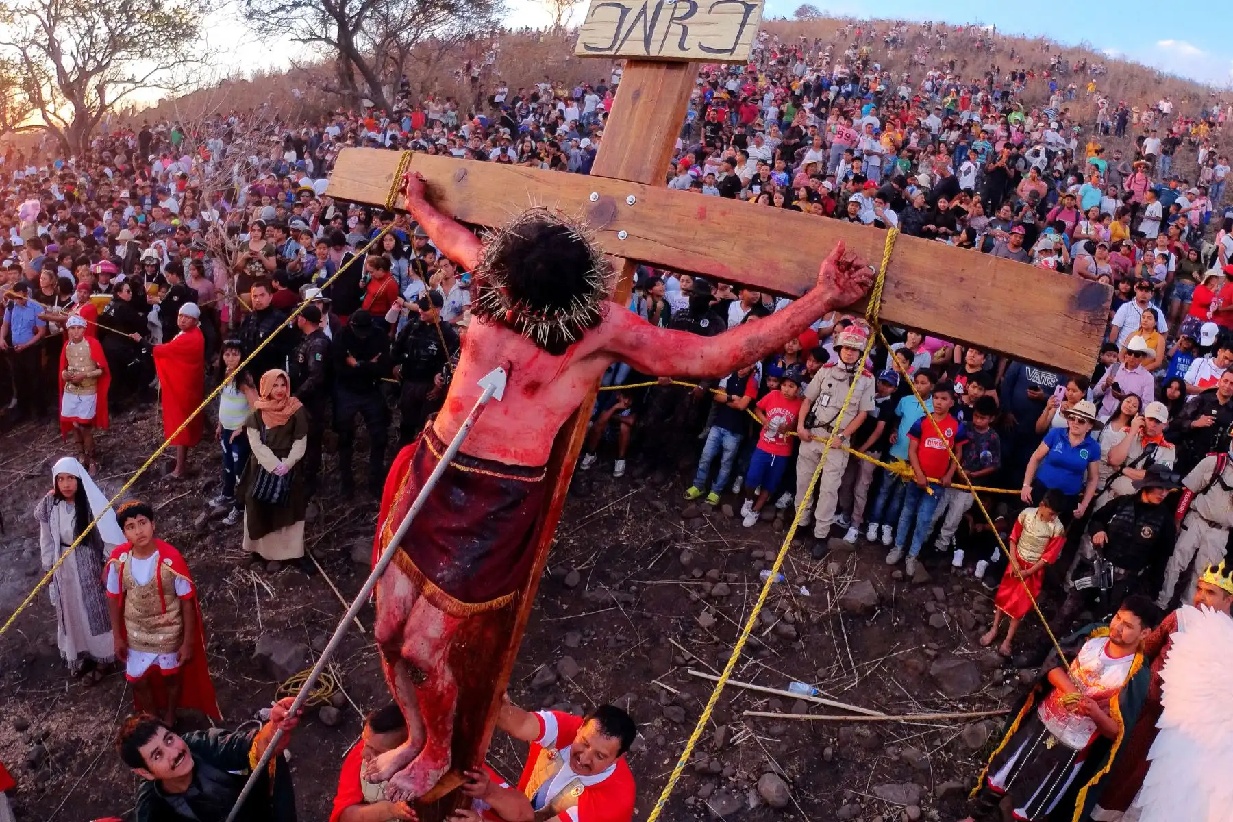 La gente participa en una presentación de "La Pasión de Jesús" el Viernes Santo en San Pedro Tlaquepaque, México. Foto: AFP