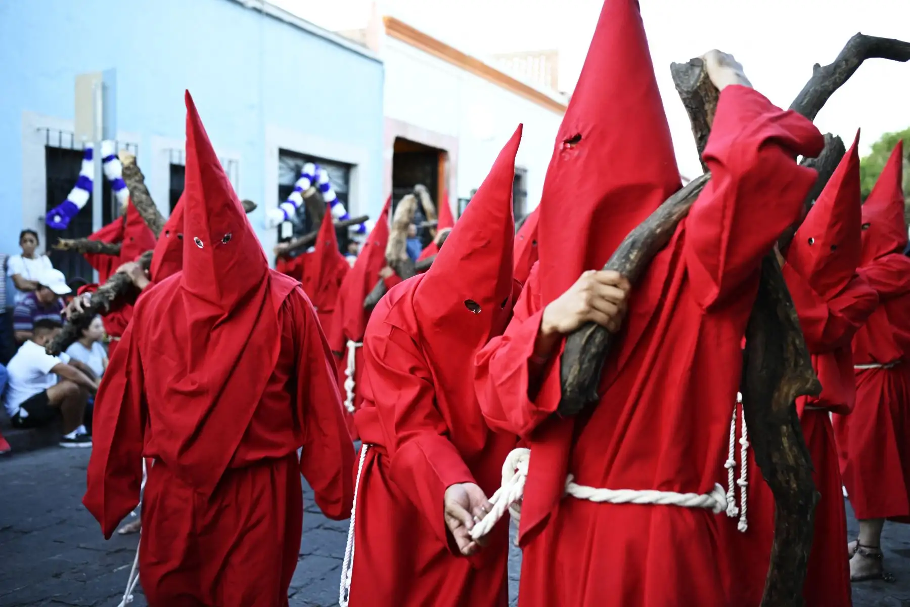 Devotos católicos participan en la procesión del silencio en la iglesia de Santa Cruz durante el Viernes Santo en Querétaro, México. Foto:AFP