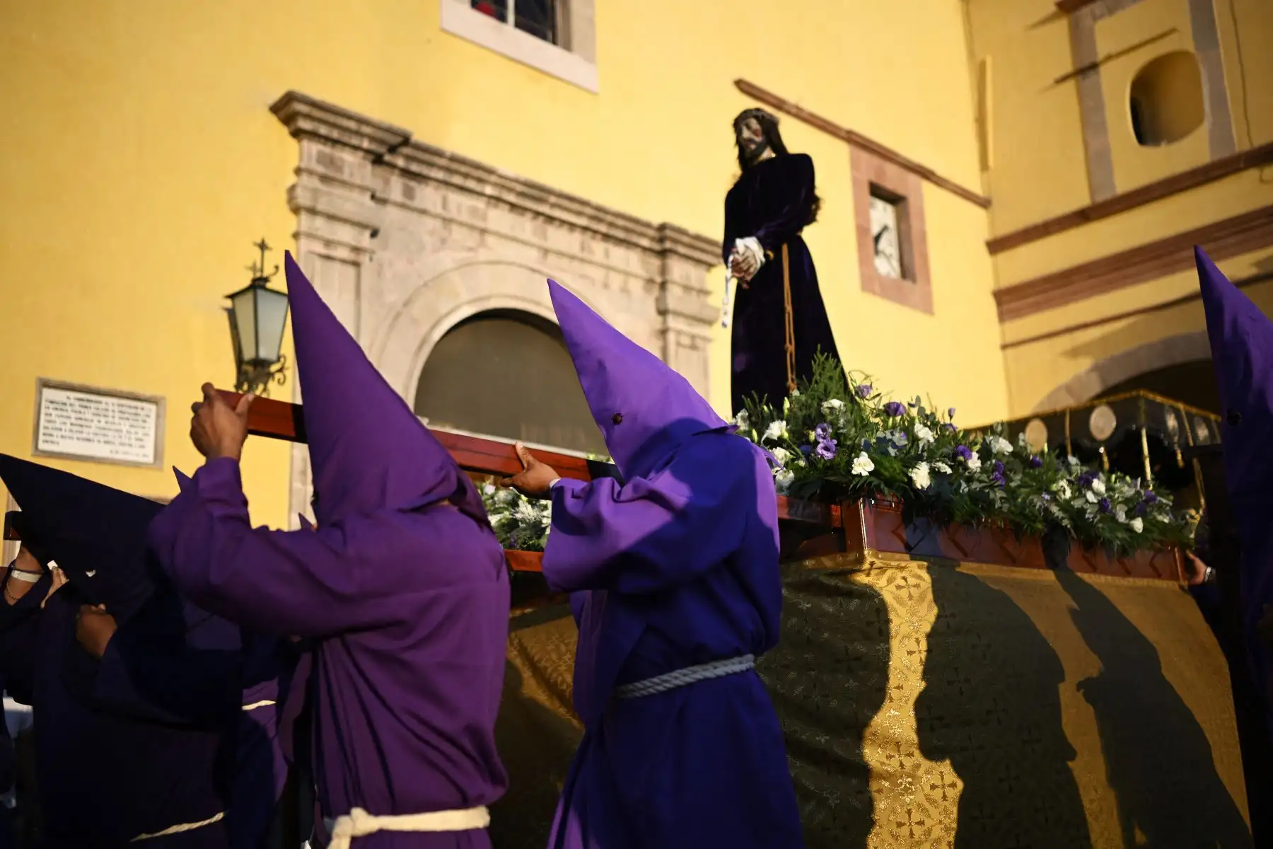 Devotos católicos participan en la procesión del silencio en la iglesia de Santa Cruz durante el Viernes Santo en Querétaro, México. Foto: AFP