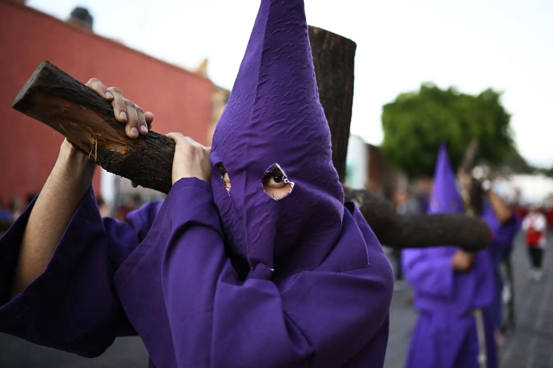 Un devoto católico participa en la procesión del silencio en la iglesia de Santa Cruz durante el Viernes Santo en Querétaro, México. Foto: AFP