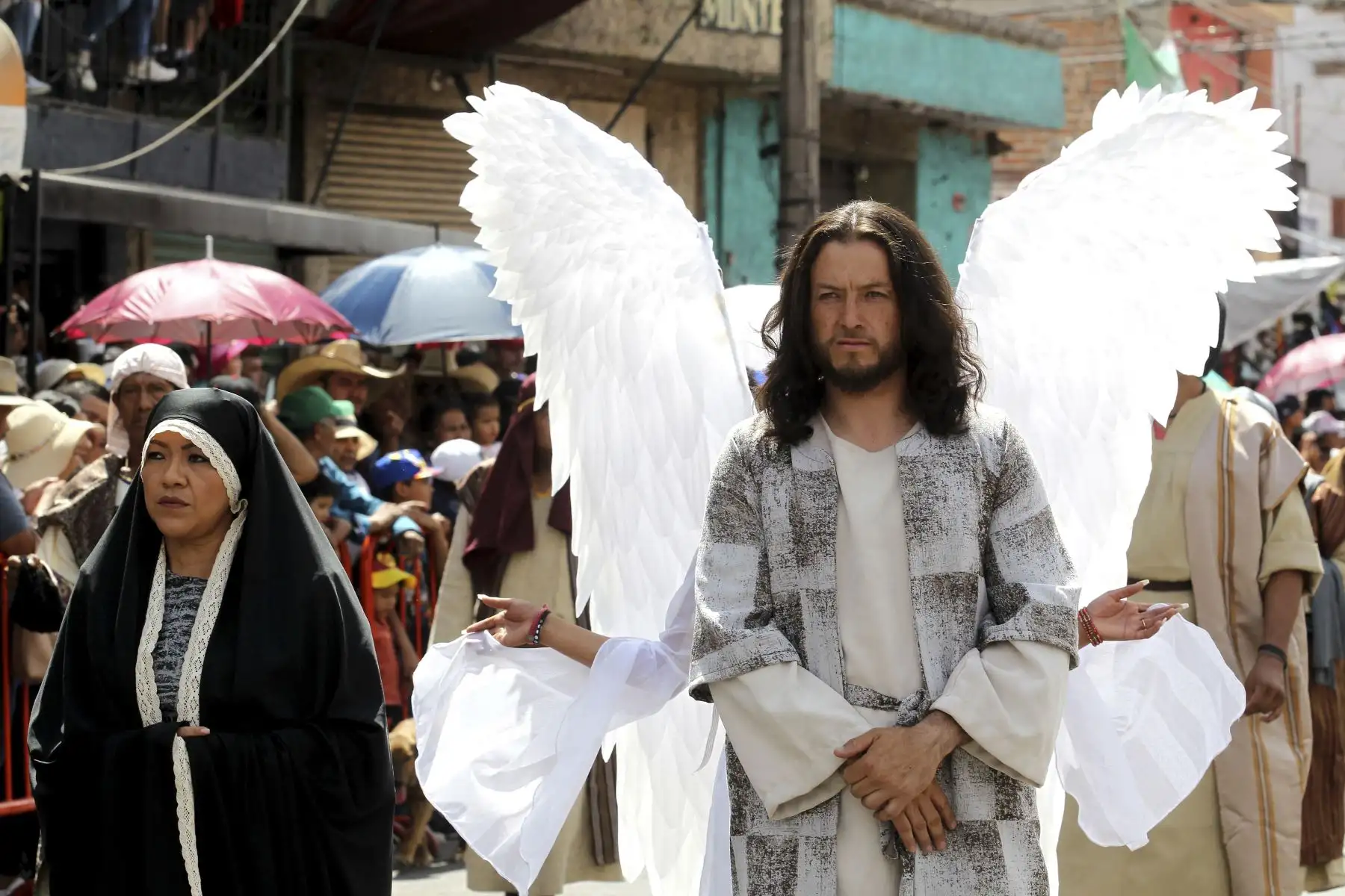 La gente participa en una presentación de "La Pasión de Jesús" el Viernes Santo en San Pedro Tlaquepaque, México. Foto: AFP