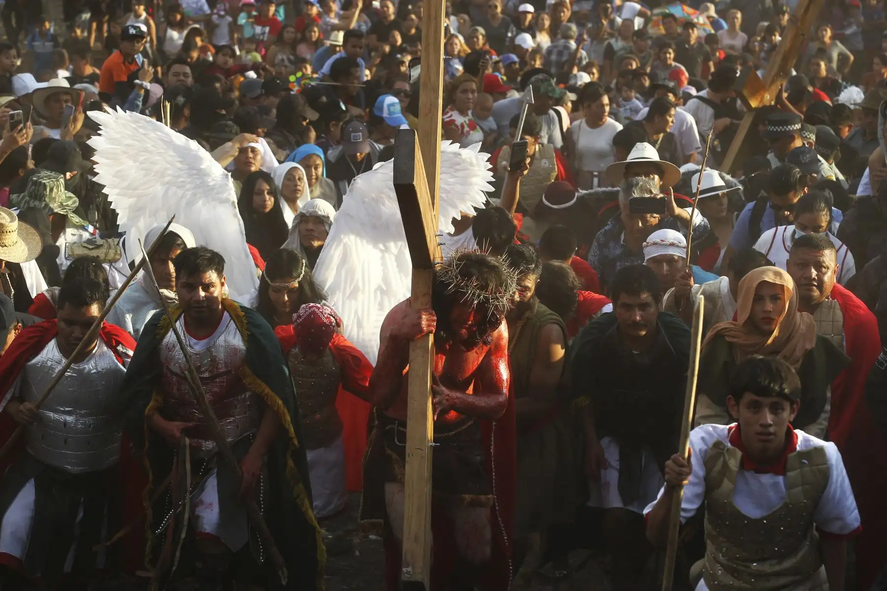 La gente participa en una presentación de "La Pasión de Jesús" el Viernes Santo en San Pedro Tlaquepaque, México. Foto: AFP