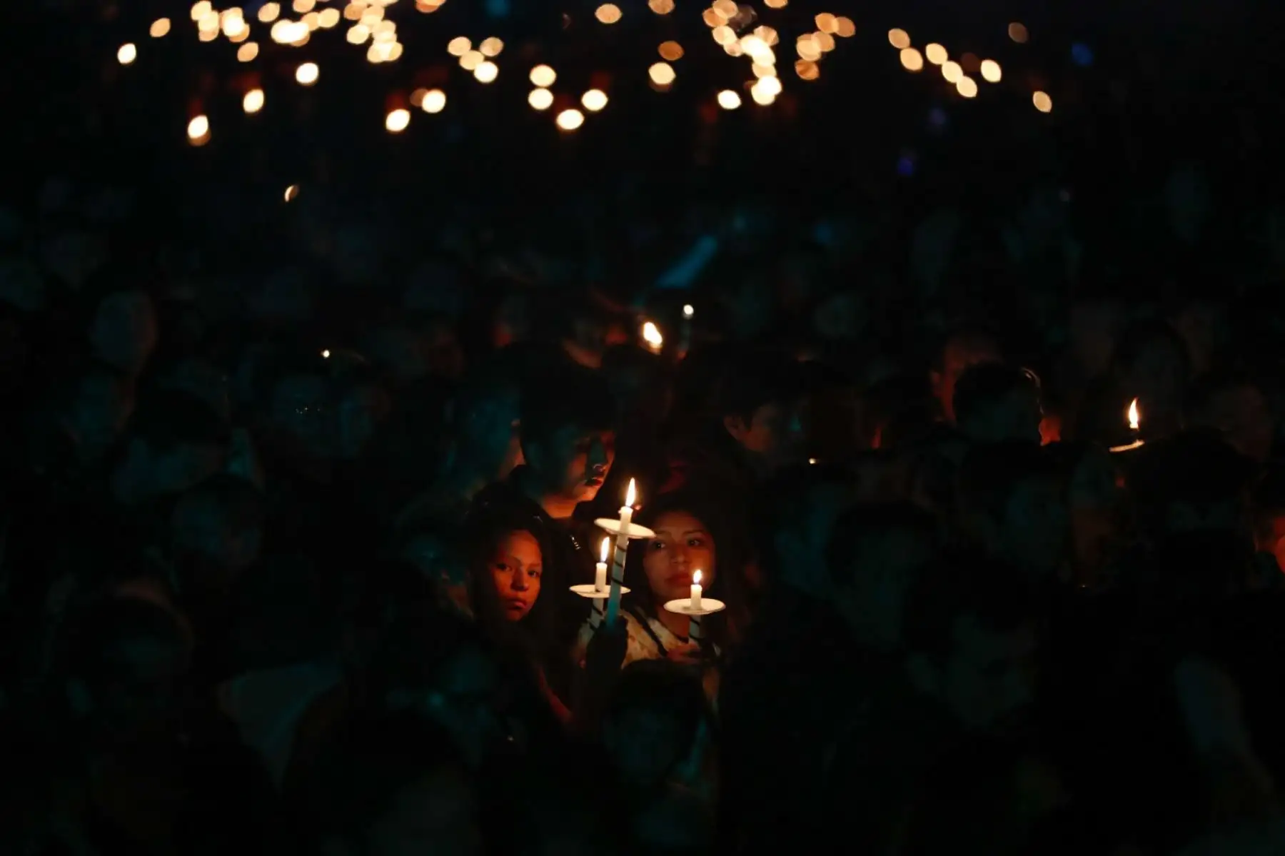 Semana Santa en Huamanga: miles de devotos participaron en la procesión del Señor del Santo Sepulcro y la Virgen Dolorosa en la plaza de Armas de Ayacucho y alrededores, durante la noche del Viernes Santo.Foto: ANDINA/Daniel Bracamonte