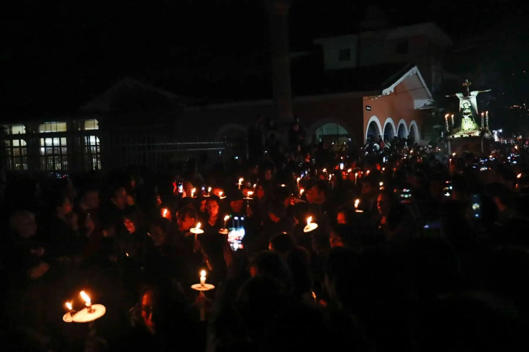Semana Santa en Huamanga: miles de devotos participaron en la procesión del Señor del Santo Sepulcro y la Virgen Dolorosa en la plaza de Armas de Ayacucho y alrededores, durante la noche del Viernes Santo.Foto: ANDINA/Daniel Bracamonte