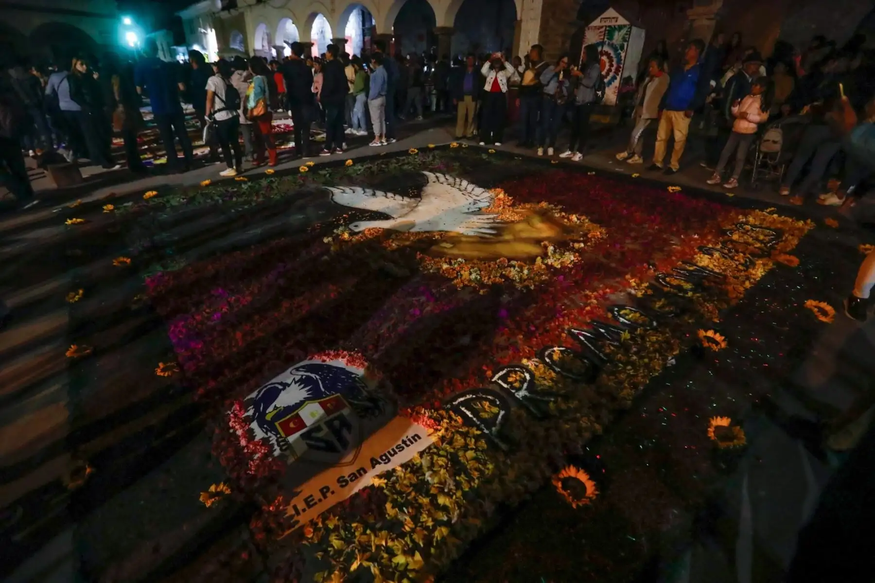 Se elaboraron las famosas alfombras de flores para recibir a la procesión, las cuales llamaban mucho la atención de los asistentes a la plaza..Foto: ANDINA/Daniel Bracamonte
