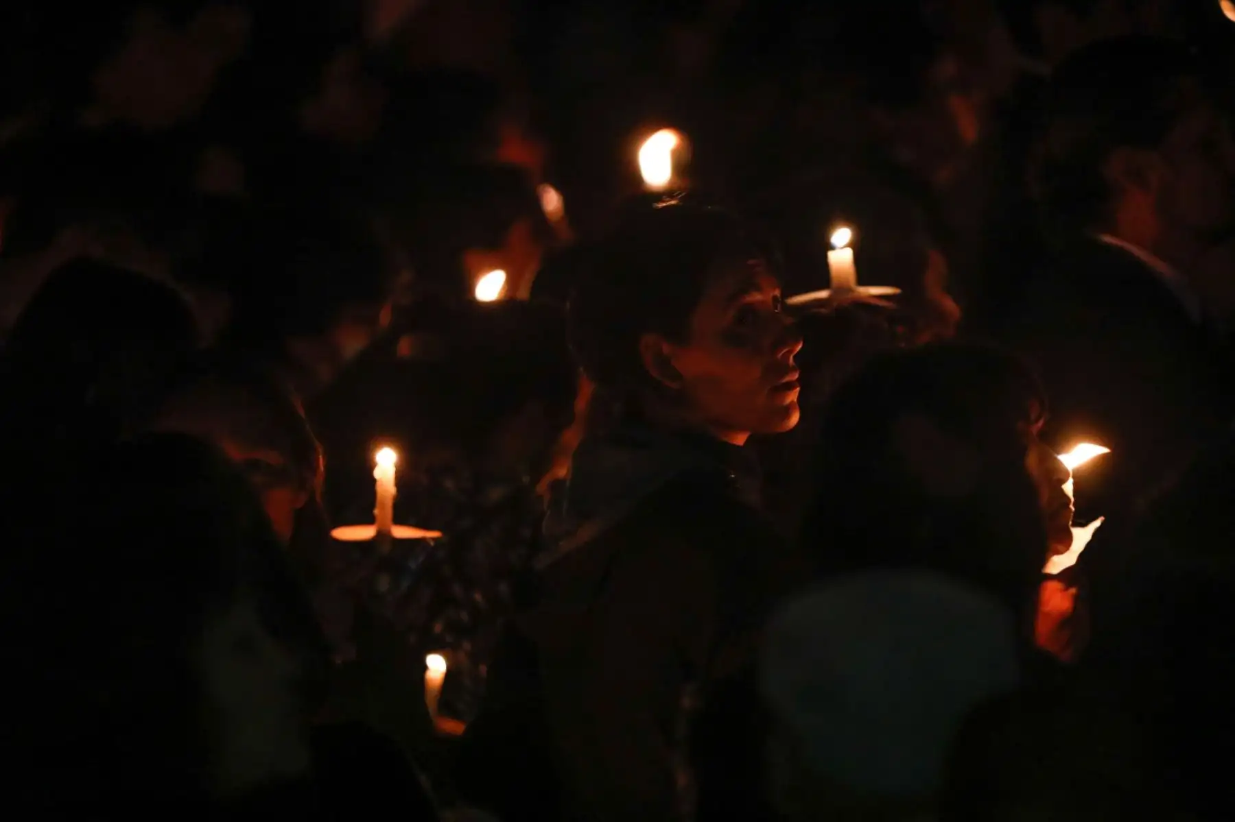 Semana Santa en Huamanga: miles de devotos participaron en la procesión del Señor del Santo Sepulcro y la Virgen Dolorosa en la plaza de Armas de Ayacucho y alrededores, durante la noche del Viernes Santo.Foto: ANDINA/Daniel Bracamonte