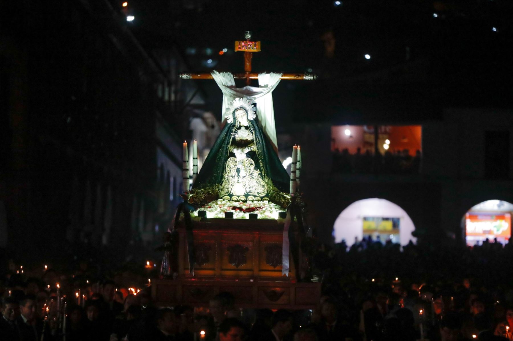 Semana Santa en Huamanga: miles de devotos participaron en la procesión del Señor del Santo Sepulcro y la Virgen Dolorosa en la plaza de Armas de Ayacucho y alrededores, durante la noche del Viernes Santo.Foto: ANDINA/Daniel Bracamonte