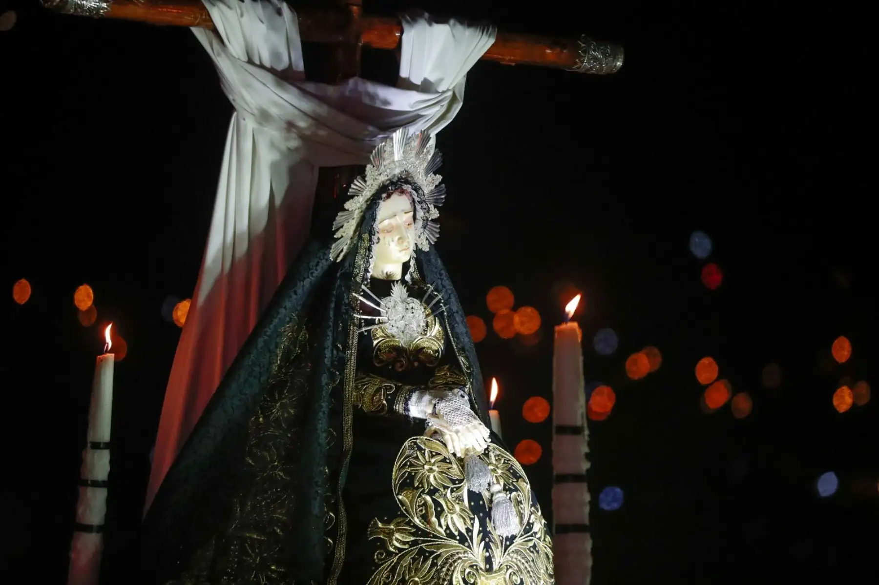 Las imágenes partieron desde la iglesia Santo Domingo, y culminado el recorrido regresaron a su lugar de partida. El acto contó con la participación del arzobispo de Ayacucho, monseñor Salvador Piñeiro, entre otras personalidades.Foto: ANDINA/Daniel Bracamonte