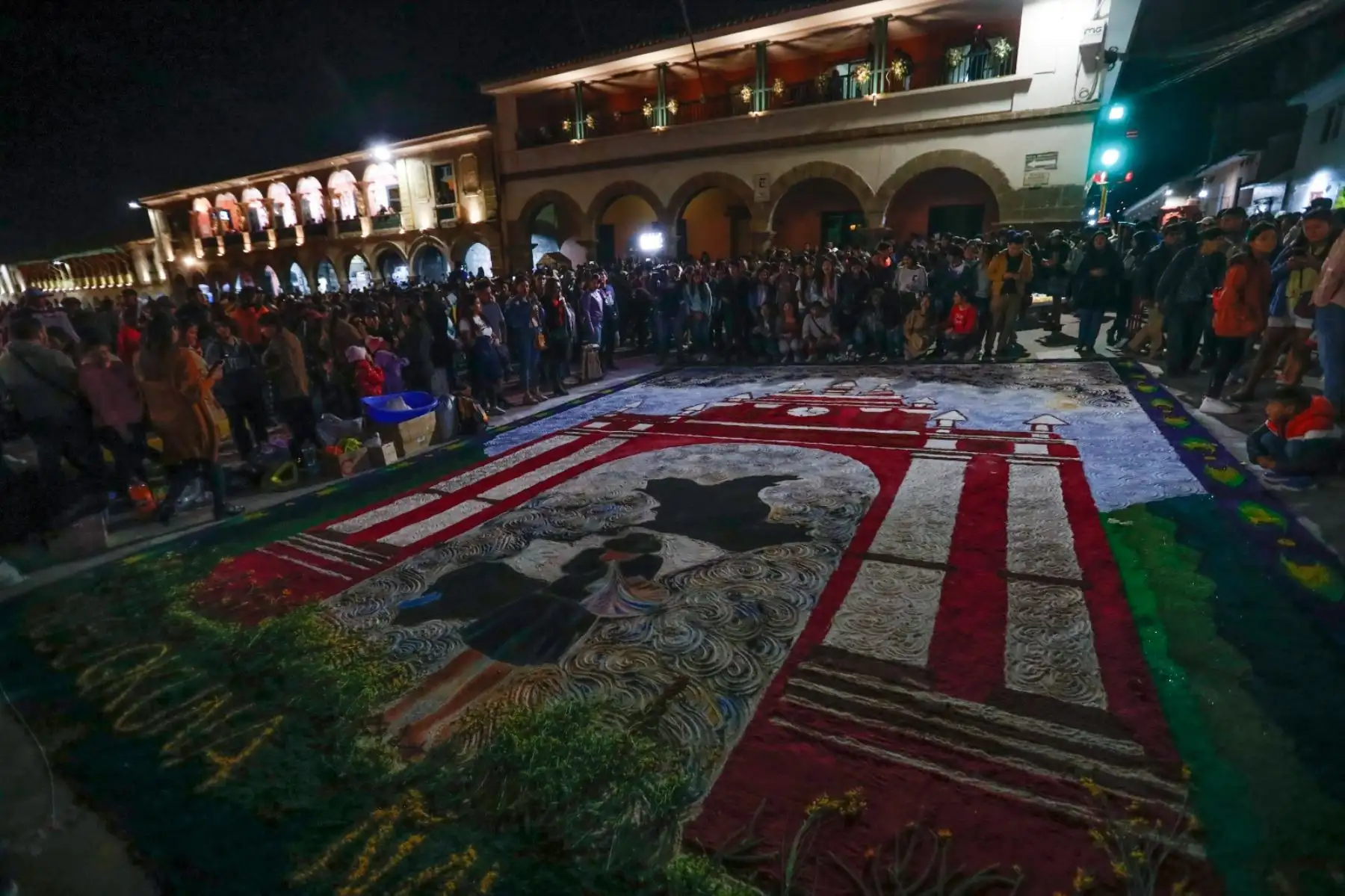 Se elaboraron las famosas alfombras de flores para recibir a la procesión, las cuales llamaban mucho la atención de los asistentes a la plaza..Foto: ANDINA/Daniel Bracamonte