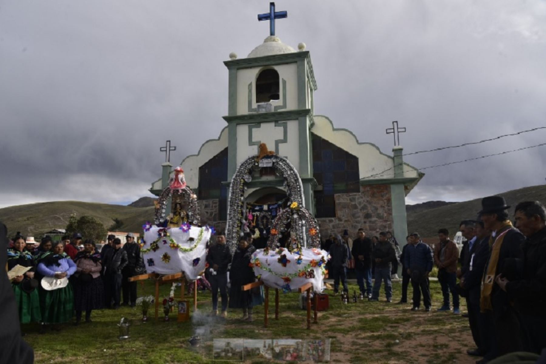 A 40 kilómetros al sur de la ciudad de Puno, se encuentra Culta, un pueblo con profundo fervor católico que en Viernes Santo acostumbra construir arcos de plata para ofrendar a la Virgen de la Natividad, la imagen protectora de dicha localidad.
