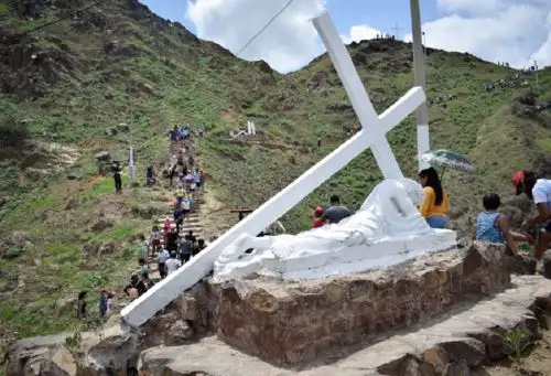 Desde hace 34 años, cada Viernes Santo, el pueblo de Chepén renueva su fe subiendo al cerro del vía crucis, considerado el segundo más grande de América.