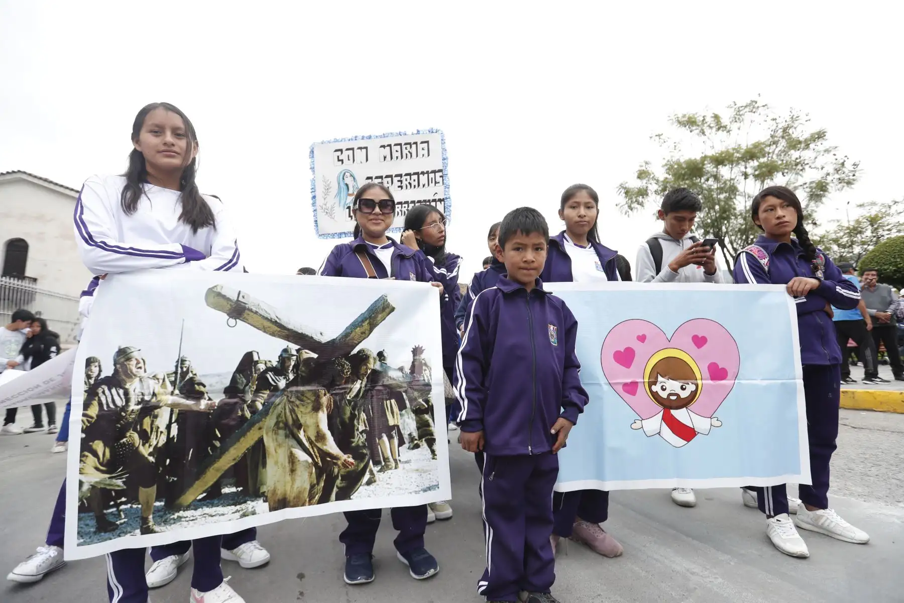 Semana Santa en Huamanga: escolares de Ayacucho desfilan por la plaza de Armas y calles aledañas con motivo de las celebraciones religiosas en la ciudad. Los estudiantes portaban pancartas y hacían hurras por sus colegios. 
Foto: ANDINA/Daniel Bracamonte