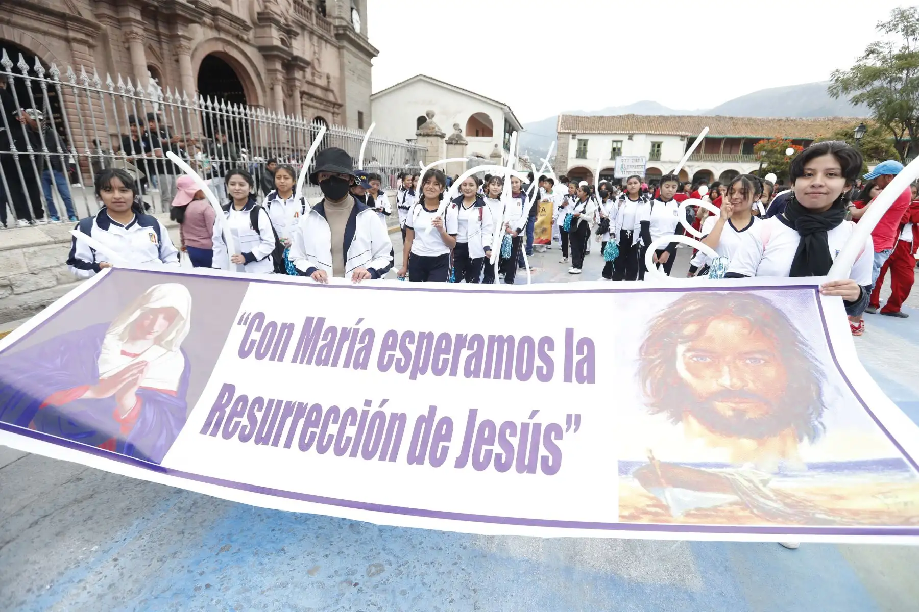 Semana Santa en Huamanga: escolares de Ayacucho desfilan por la plaza de Armas y calles aledañas con motivo de las celebraciones religiosas en la ciudad. Los estudiantes portaban pancartas y hacían hurras por sus colegios. 
Foto: ANDINA/Daniel Bracamonte