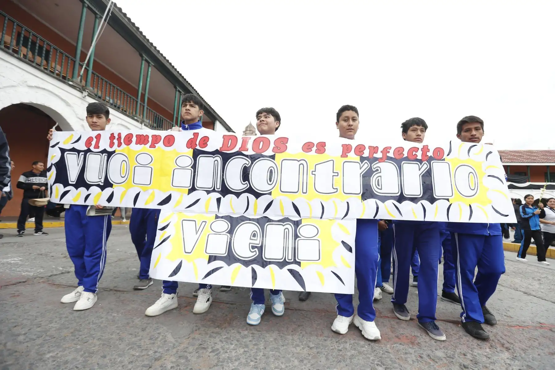 Semana Santa en Huamanga: escolares de Ayacucho desfilan por la plaza de Armas y calles aledañas con motivo de las celebraciones religiosas en la ciudad. Los estudiantes portaban pancartas y hacían hurras por sus colegios. 
Foto: ANDINA/Daniel Bracamonte