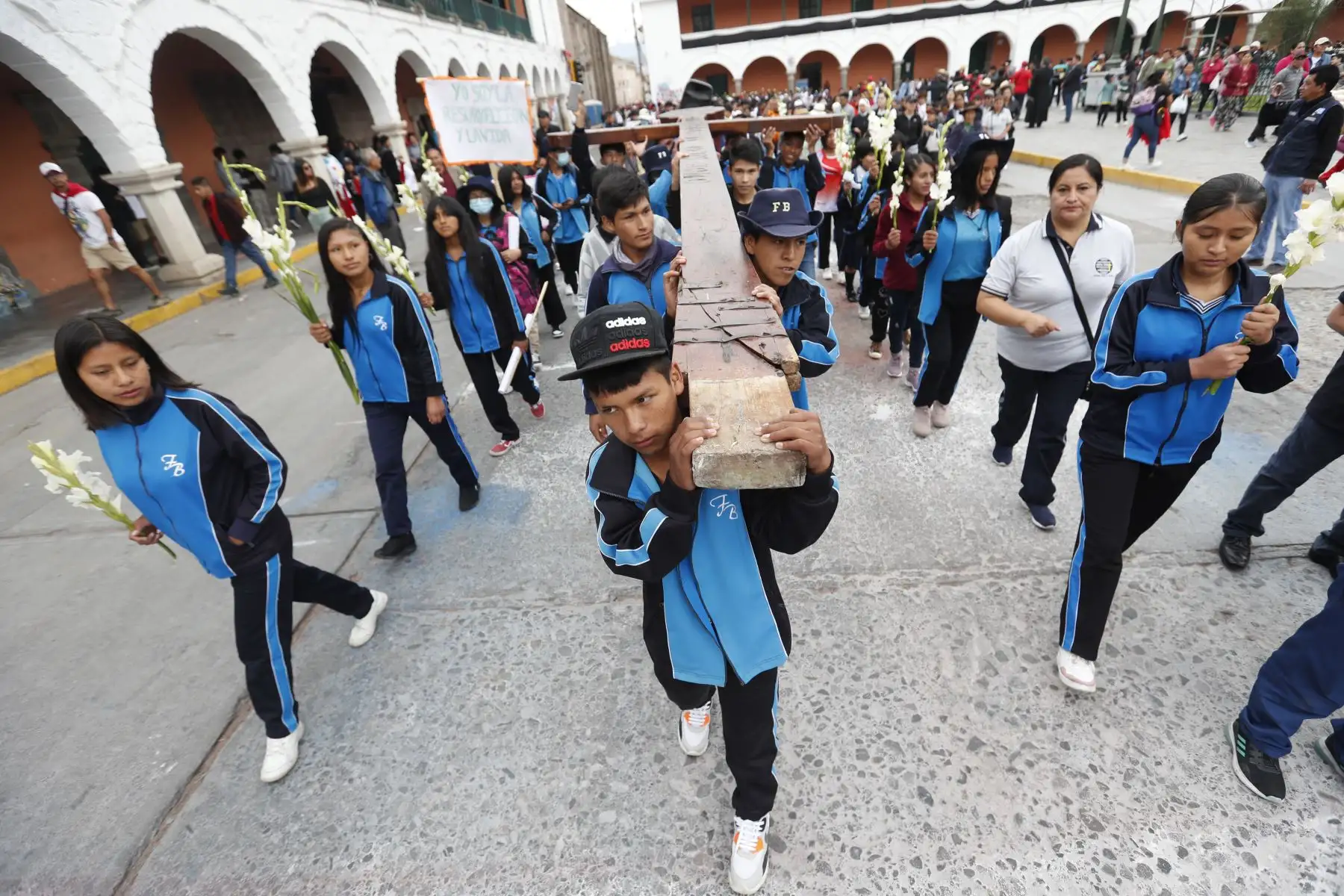 Semana Santa en Huamanga: escolares de Ayacucho desfilan por la plaza de Armas y calles aledañas con motivo de las celebraciones religiosas en la ciudad. Los estudiantes portaban pancartas y hacían hurras por sus colegios. 
Foto: ANDINA/Daniel Bracamonte
