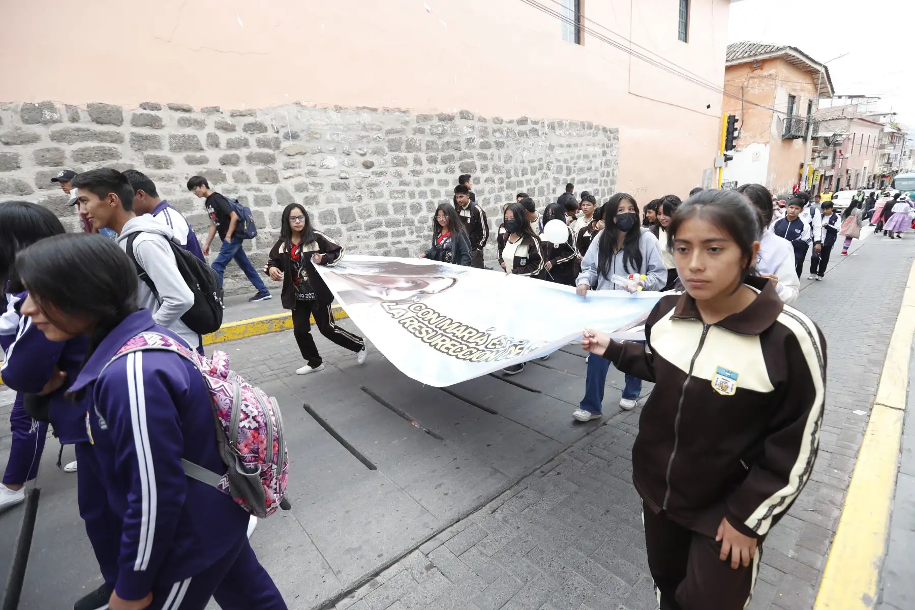 Semana Santa en Huamanga: escolares de Ayacucho desfilan por la plaza de Armas y calles aledañas con motivo de las celebraciones religiosas en la ciudad. Los estudiantes portaban pancartas y hacían hurras por sus colegios. 
Foto: ANDINA/Daniel Bracamonte