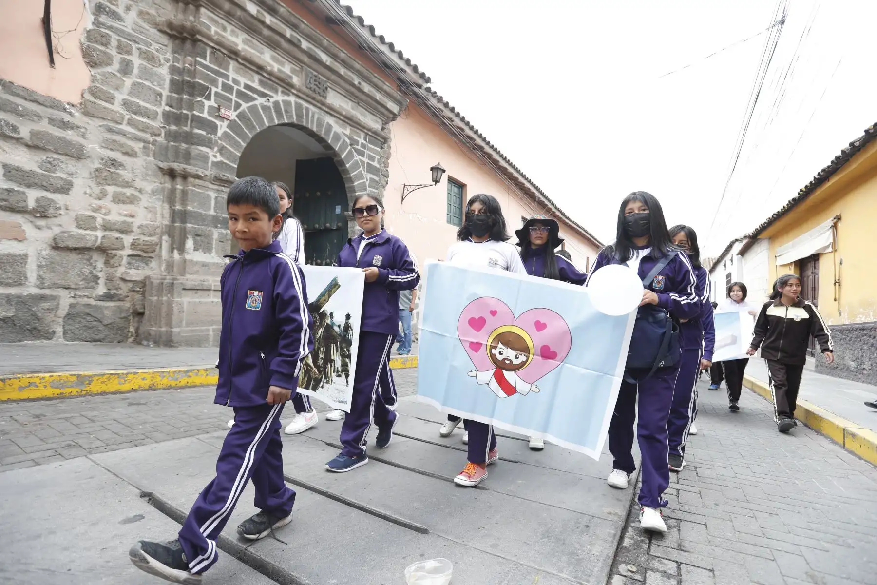 Semana Santa en Huamanga: escolares de Ayacucho desfilan por la plaza de Armas y calles aledañas con motivo de las celebraciones religiosas en la ciudad. Los estudiantes portaban pancartas y hacían hurras por sus colegios. 
Foto: ANDINA/Daniel Bracamonte
