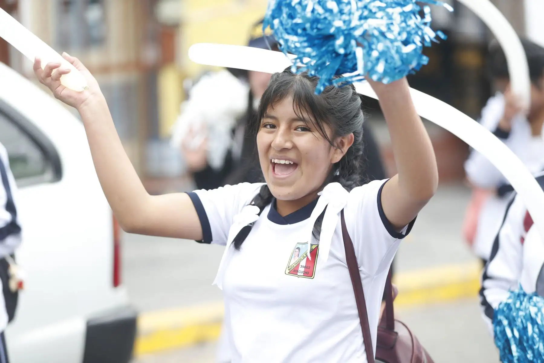Semana Santa en Huamanga: escolares de Ayacucho desfilan por la plaza de Armas y calles aledañas con motivo de las celebraciones religiosas en la ciudad. Los estudiantes portaban pancartas y hacían hurras por sus colegios. 
Foto: ANDINA/Daniel Bracamonte