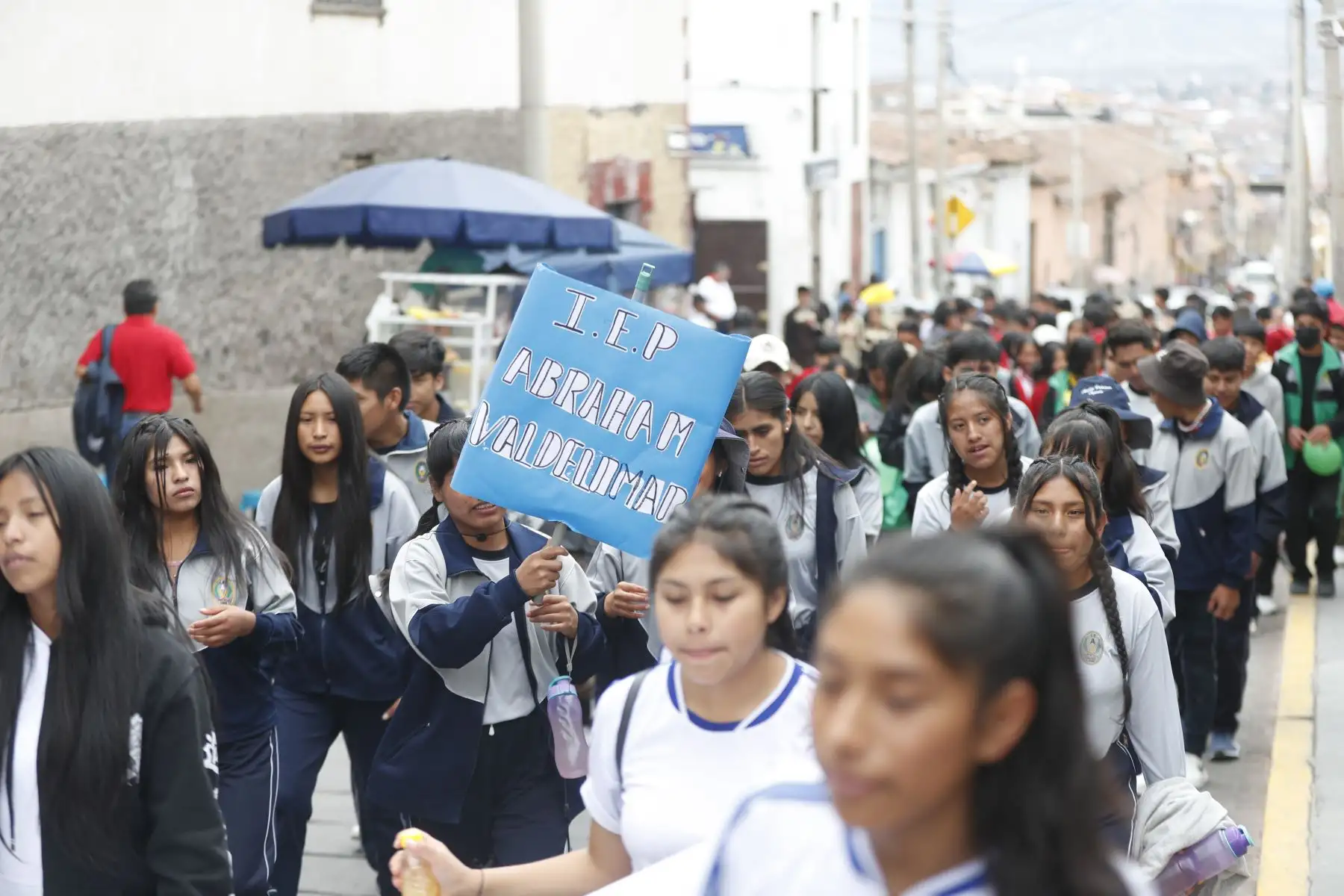 Semana Santa en Huamanga: escolares de Ayacucho desfilan por la plaza de Armas y calles aledañas con motivo de las celebraciones religiosas en la ciudad. Los estudiantes portaban pancartas y hacían hurras por sus colegios. 
Foto: ANDINA/Daniel Bracamonte