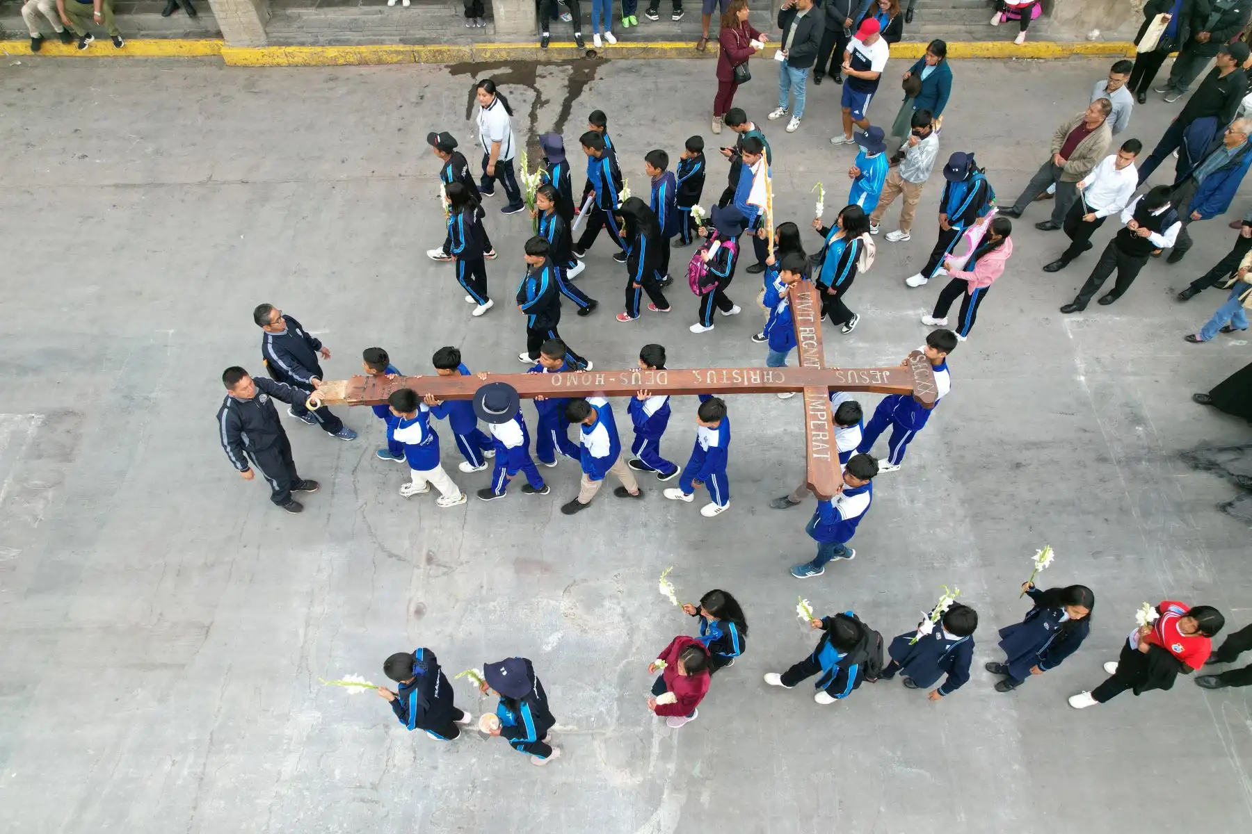 Semana Santa en Huamanga: escolares de Ayacucho desfilan por la plaza de Armas y calles aledañas con motivo de las celebraciones religiosas en la ciudad. Los estudiantes portaban pancartas y hacían hurras por sus colegios. 
Foto: ANDINA/Daniel Bracamonte
