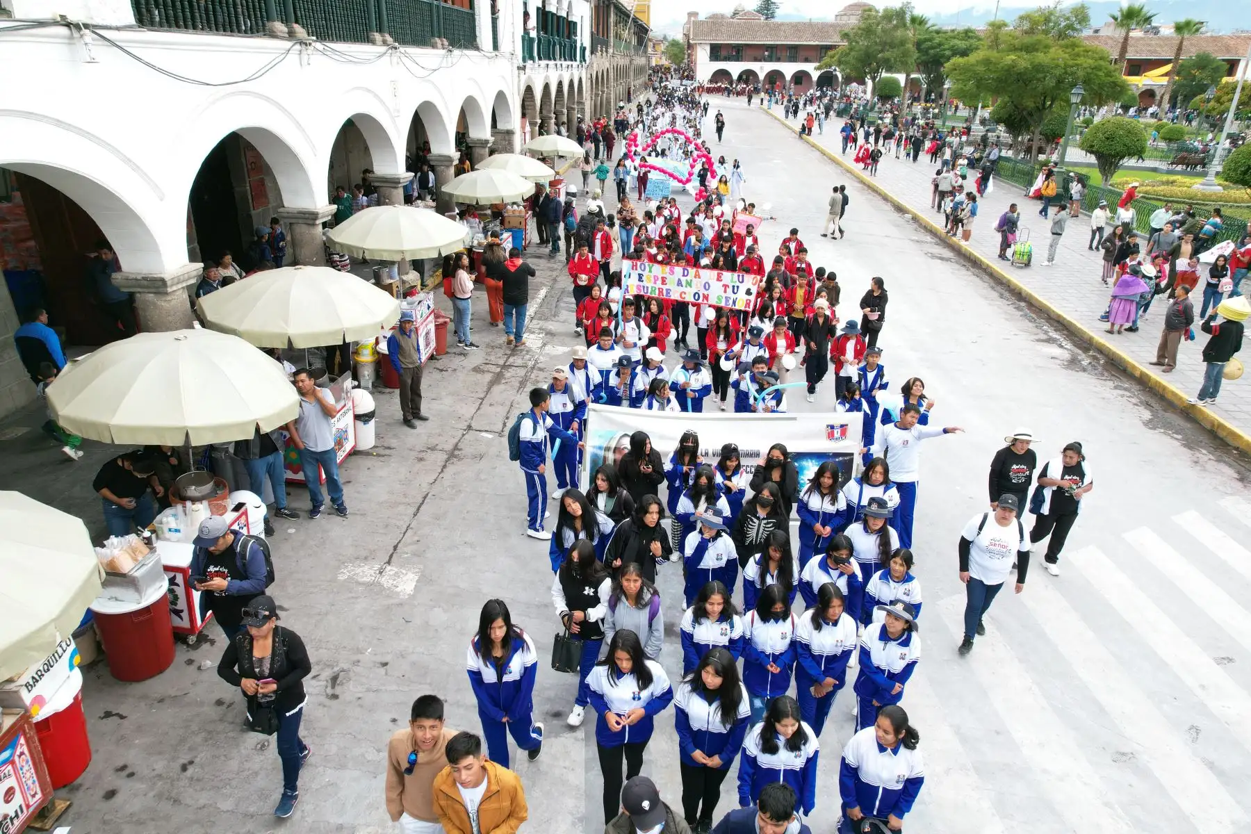 Semana Santa en Huamanga: escolares de Ayacucho desfilan por la plaza de Armas y calles aledañas con motivo de las celebraciones religiosas en la ciudad. Los estudiantes portaban pancartas y hacían hurras por sus colegios. 
Foto: ANDINA/Daniel Bracamonte