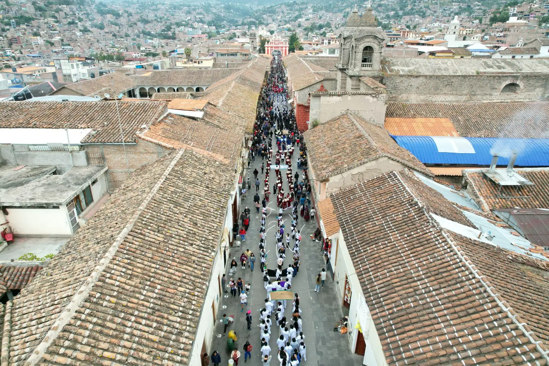 Semana Santa en Huamanga: escolares de Ayacucho desfilan por la plaza de Armas y calles aledañas con motivo de las celebraciones religiosas en la ciudad. Los estudiantes portaban pancartas y hacían hurras por sus colegios. 
Foto: ANDINA/Daniel Bracamonte