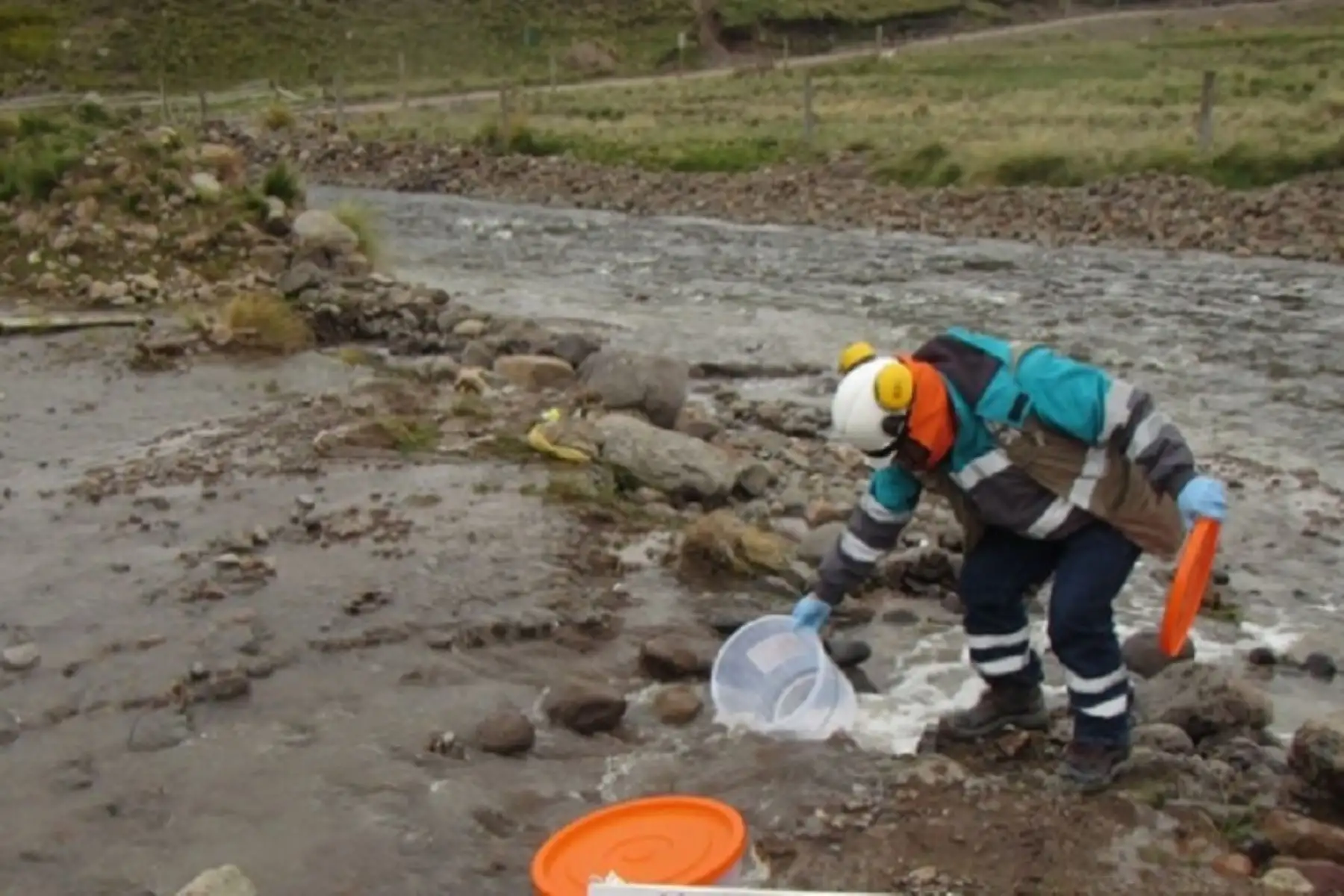 El Organismo de Evaluación y Fiscalización Ambiental (OEFA) continuó en la zona afectada del distrito de Paratía, inspeccionando el área de la bocamina de la Unidad Fiscalizable El Cofre, de la empresa Consorcio de Ingenieros Ejecutores Mineros S.A. (CIEMSA).